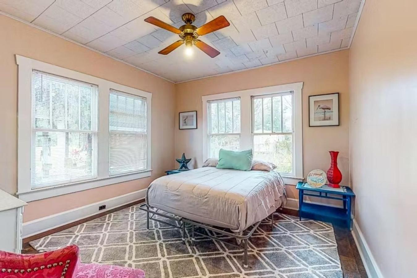 Eight-Bedroom House photo 2
