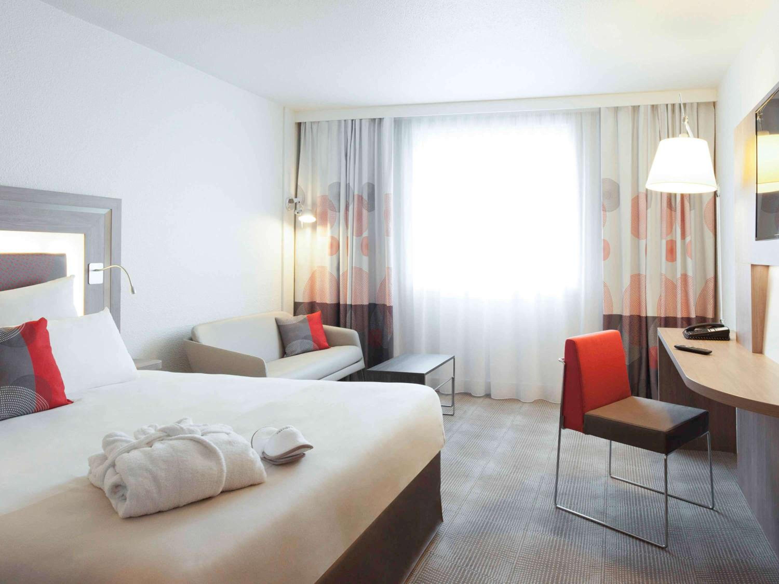 Executive Queen Room with Eiffel Tower View thumbnail 6