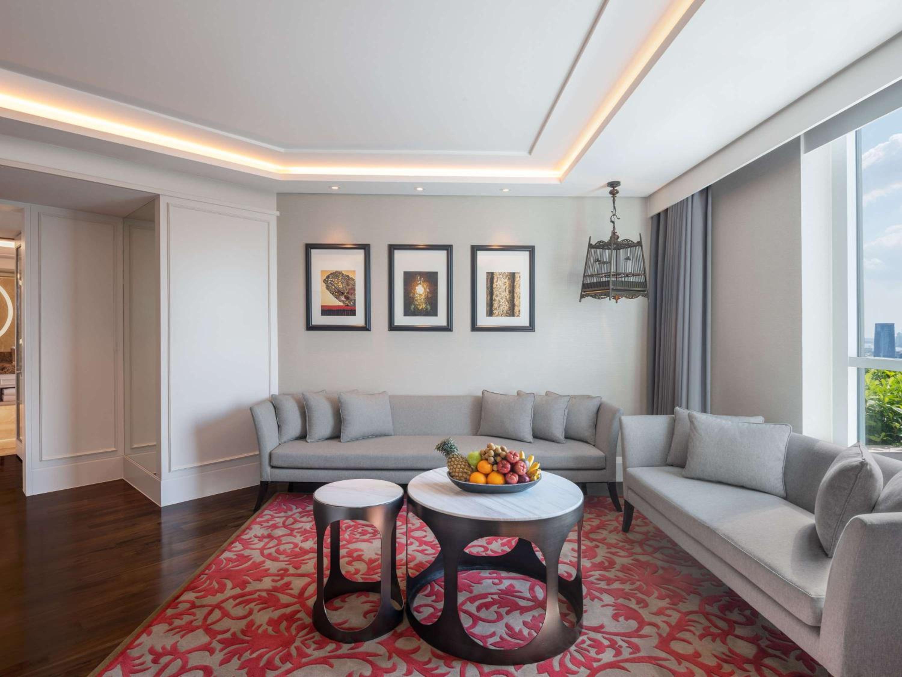 Legendary Suite with King Bed - Club Millésime Access thumbnail 6