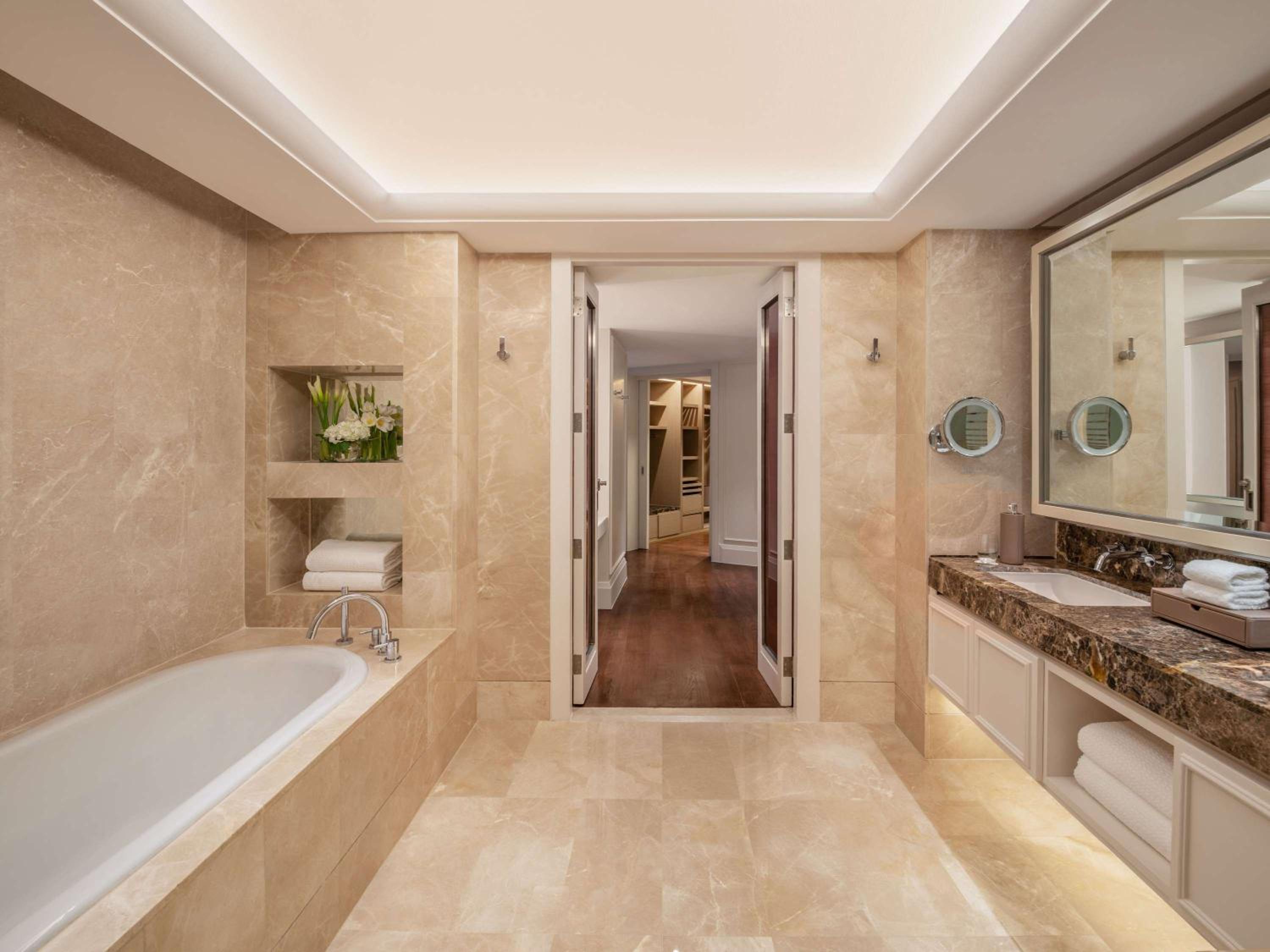 Imperial King Suite with Club Access thumbnail 5
