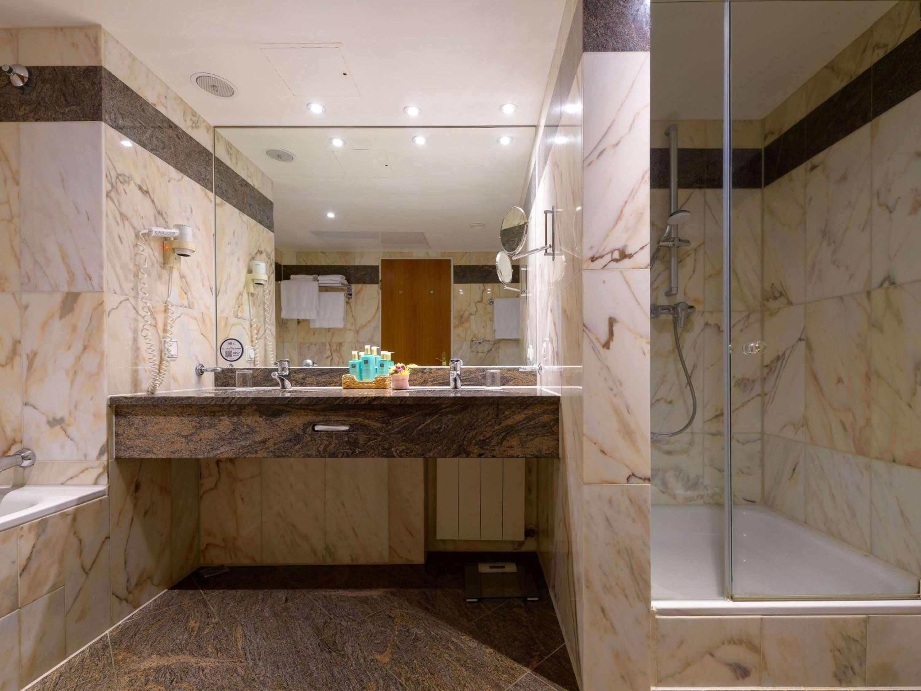Superior Suite - Photo 7