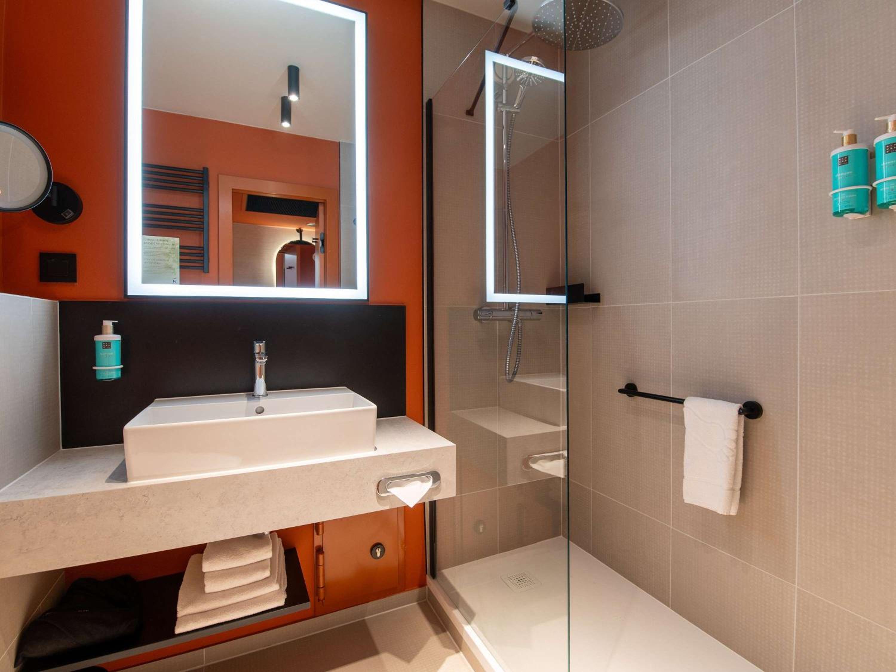 Standard Twin Room - Photo 9