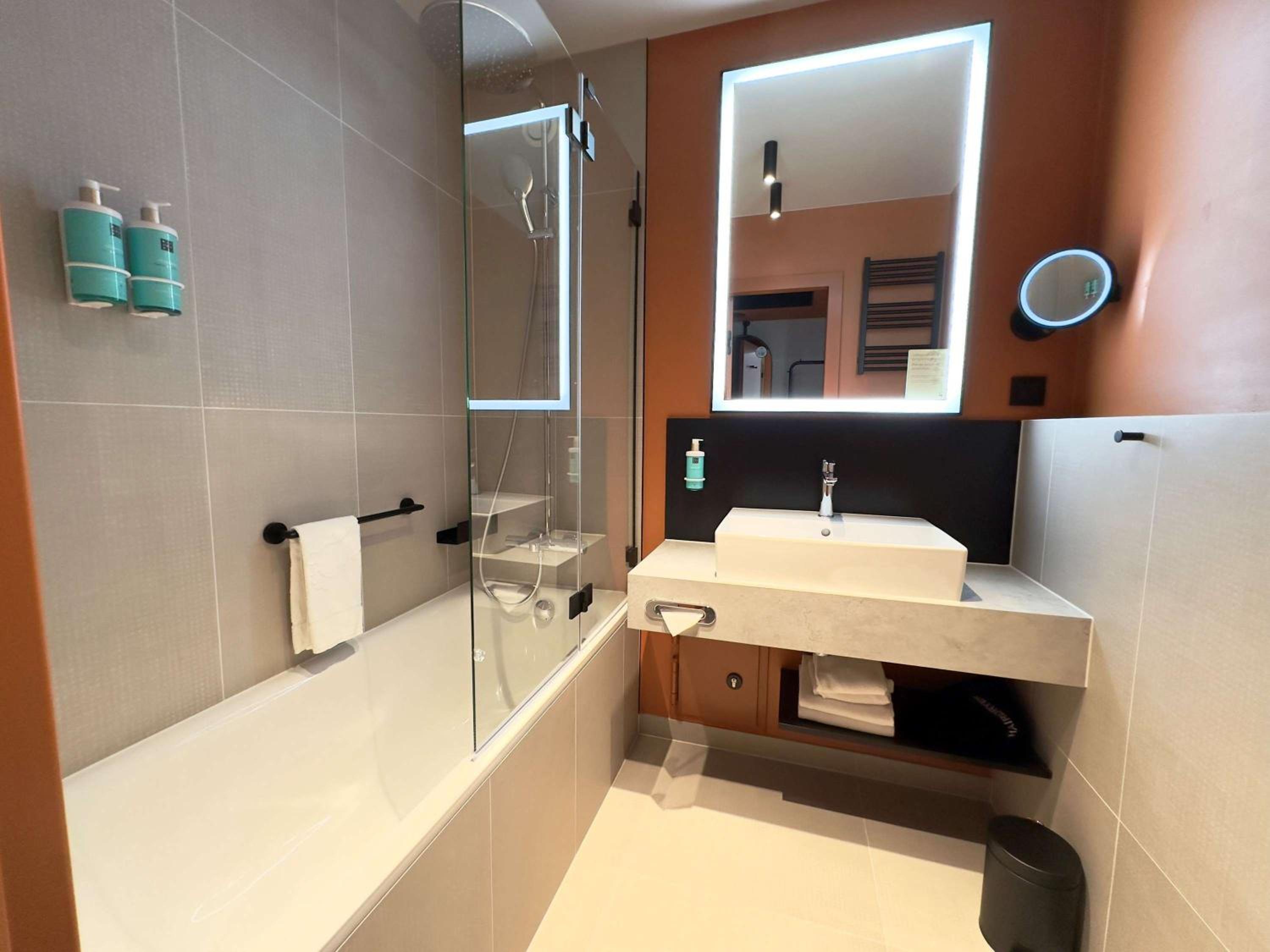 Standard Twin Room - Photo 10