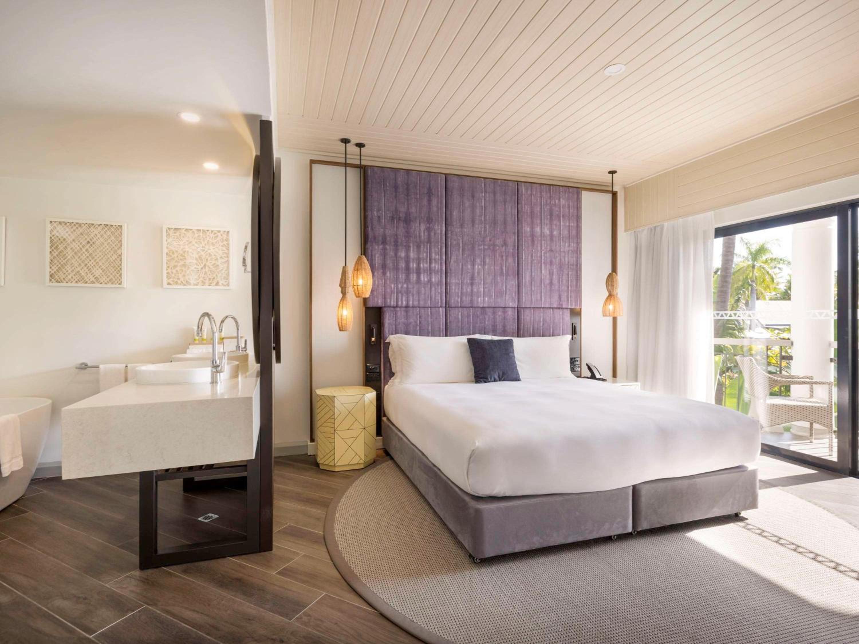 Opera Suite, One King Size Bed, Separate Living Room photo 2