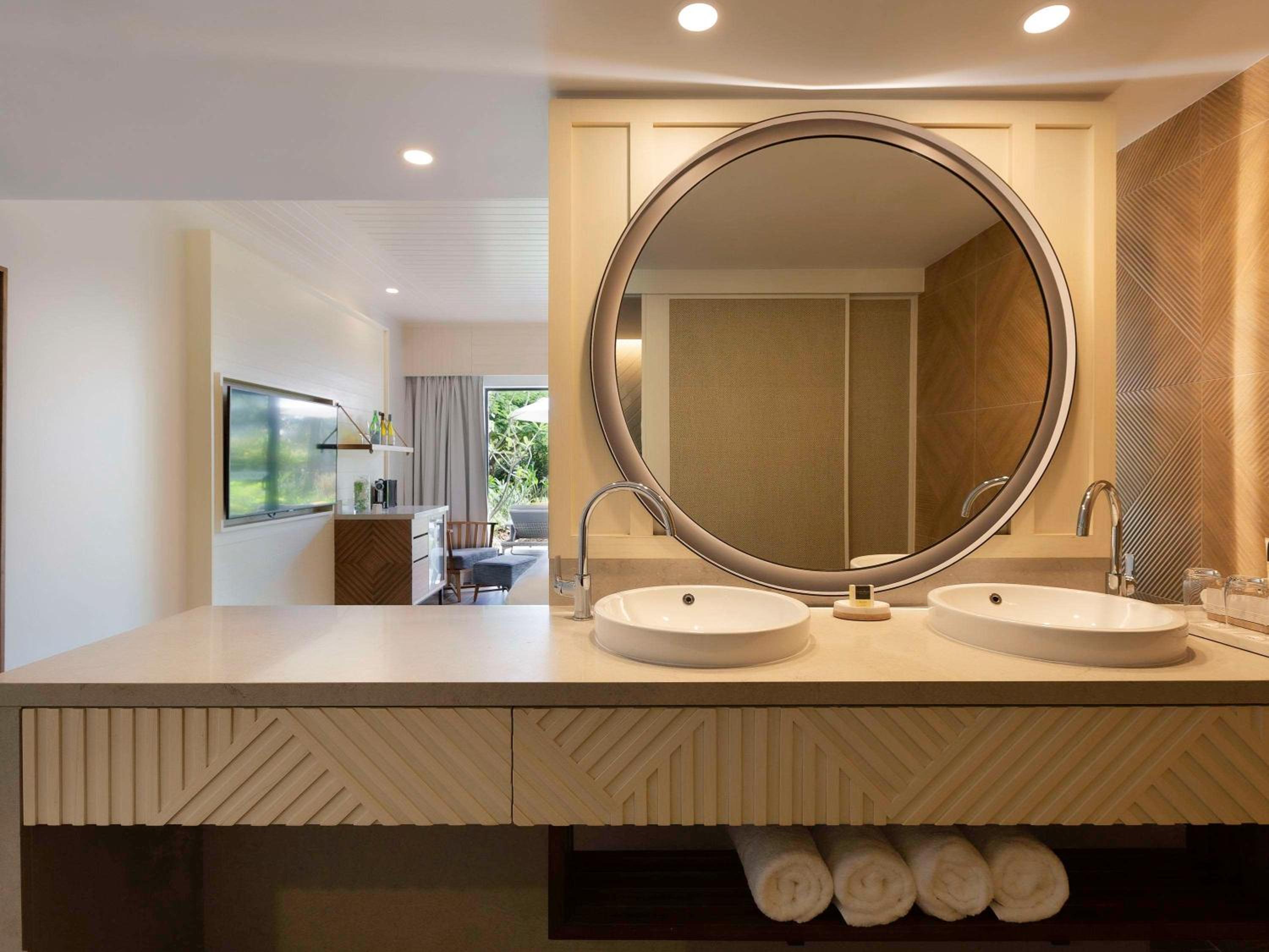 Luxury King Room with Beach Club Plus Access photo 3