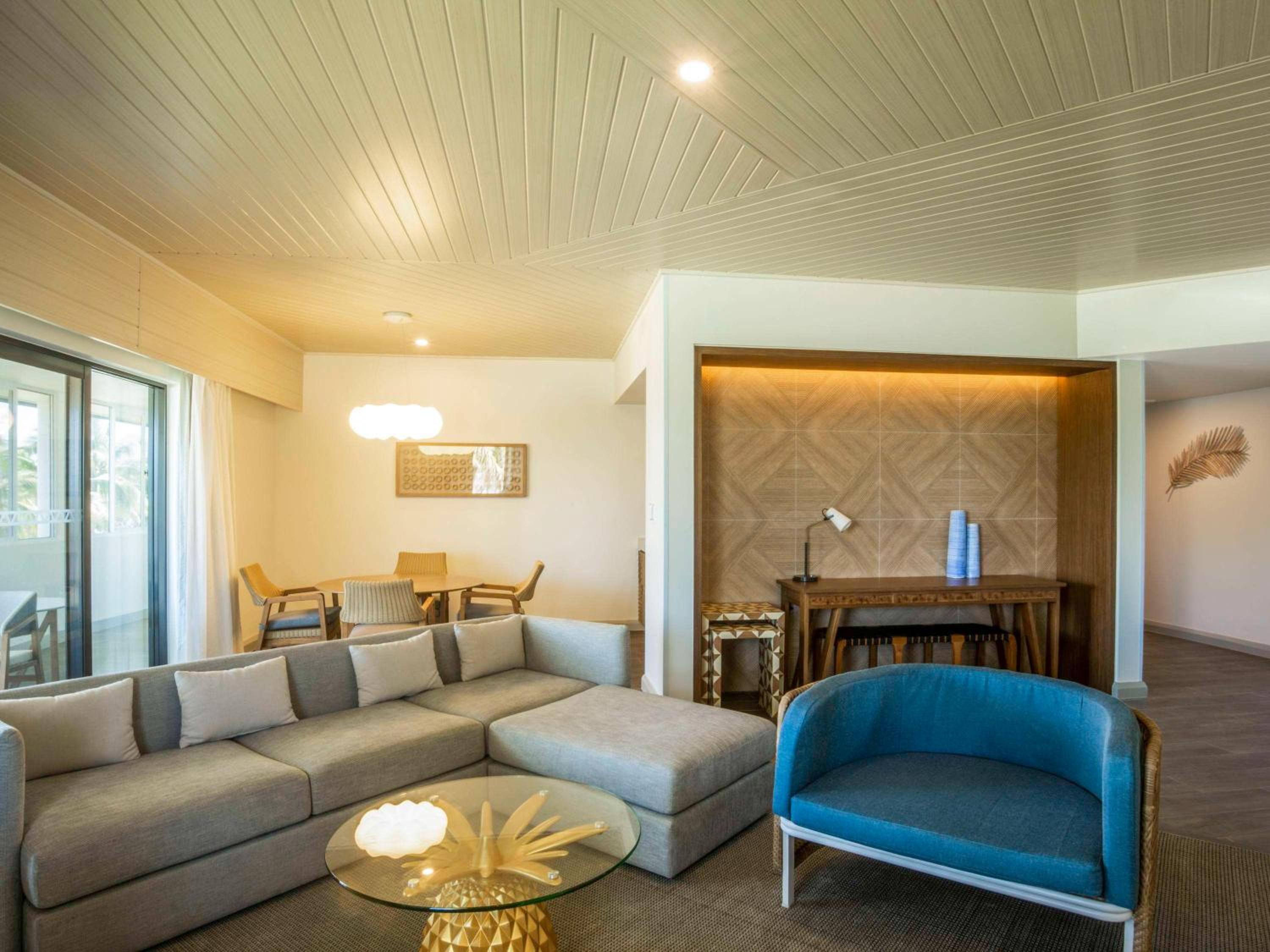 Opera Suite, One King Size Bed, Separate Living Room photo 3