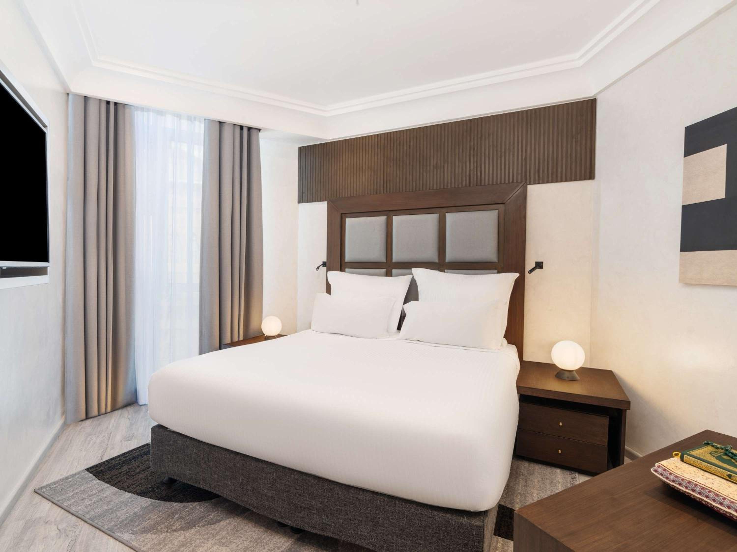 Deluxe Executive King Suite with Two Single Beds and Partial Kaaba View - Photo 1
