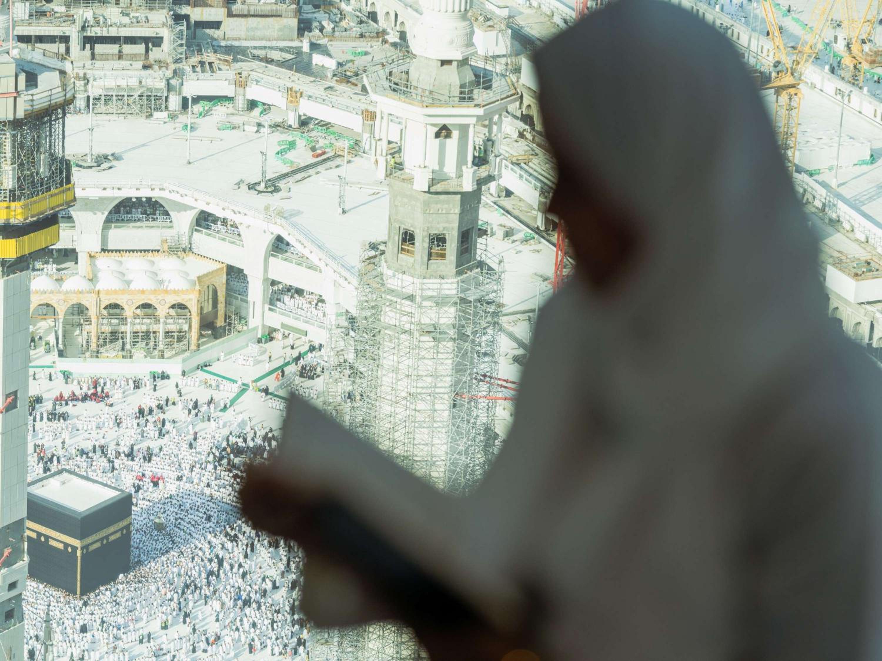 Deluxe Executive King Suite with Two Single Beds and Partial Kaaba View - Photo 5