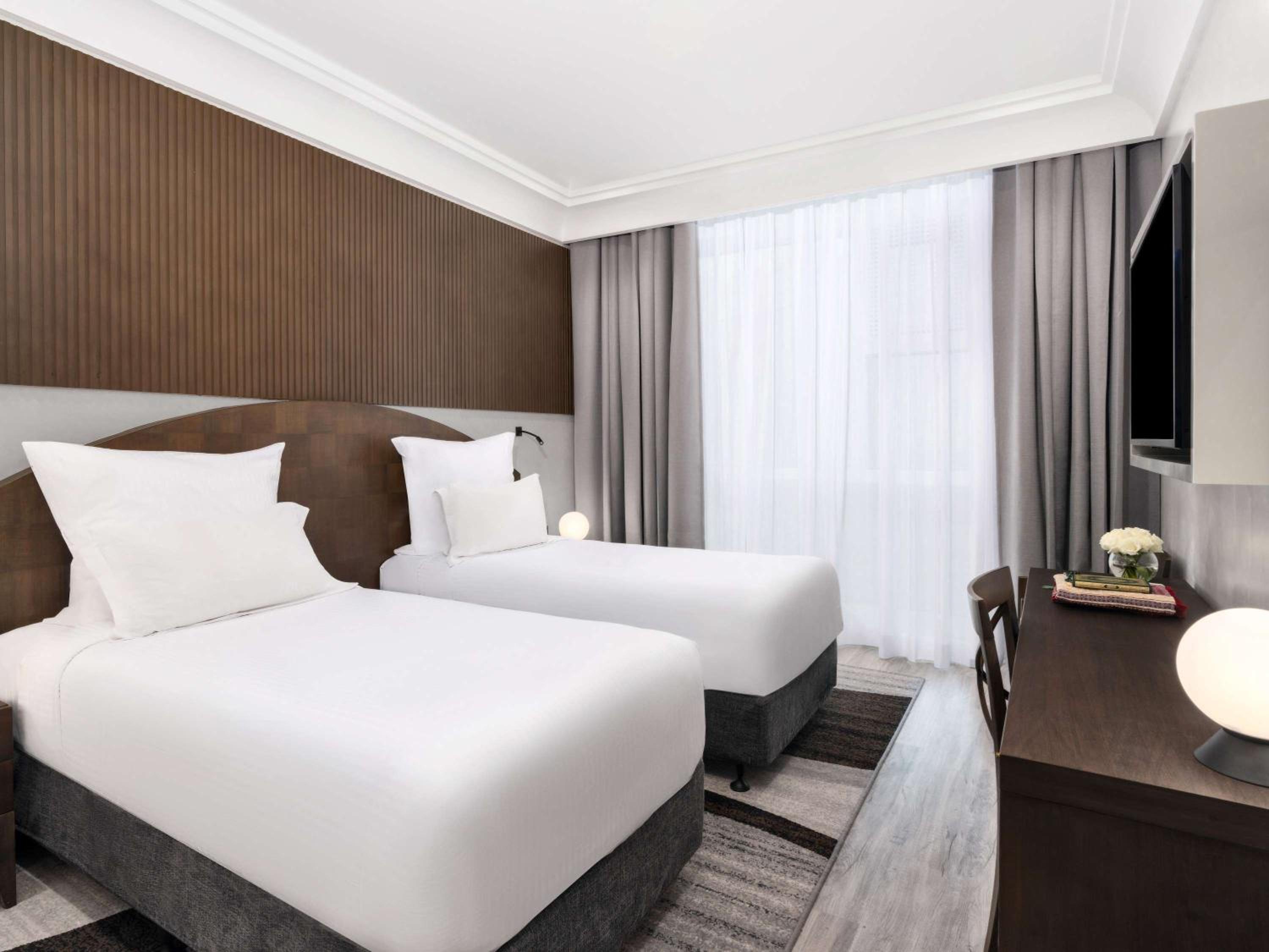 Deluxe Executive King Suite with Two Single Beds and Partial Kaaba View - Photo 2