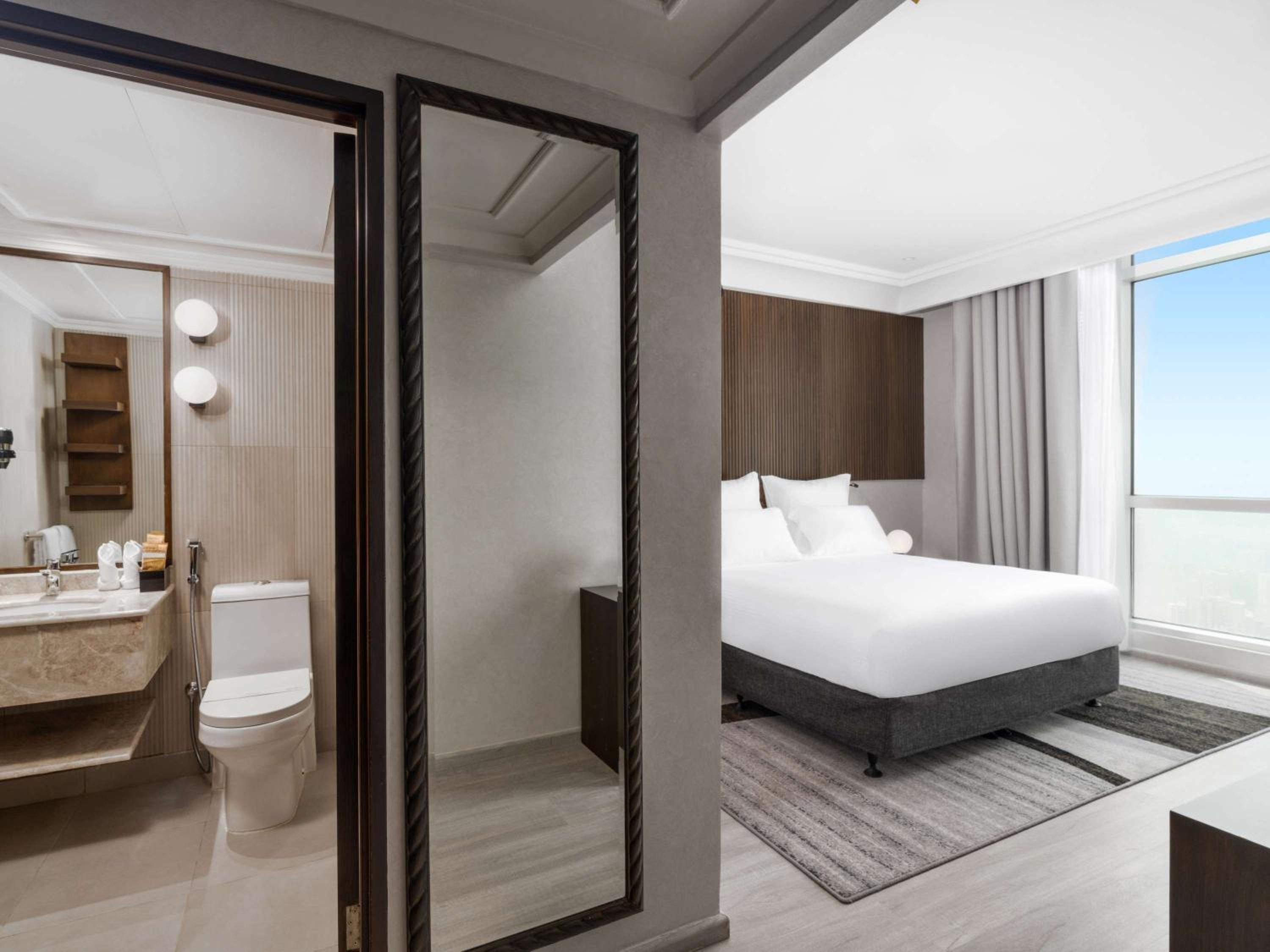 Deluxe Junior Suite with City View - Photo 10