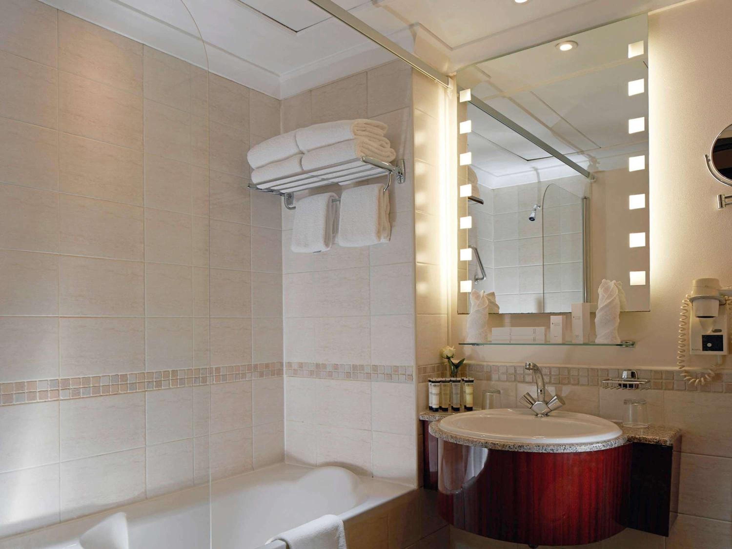 Classic Twin Room with City View - Photo 3
