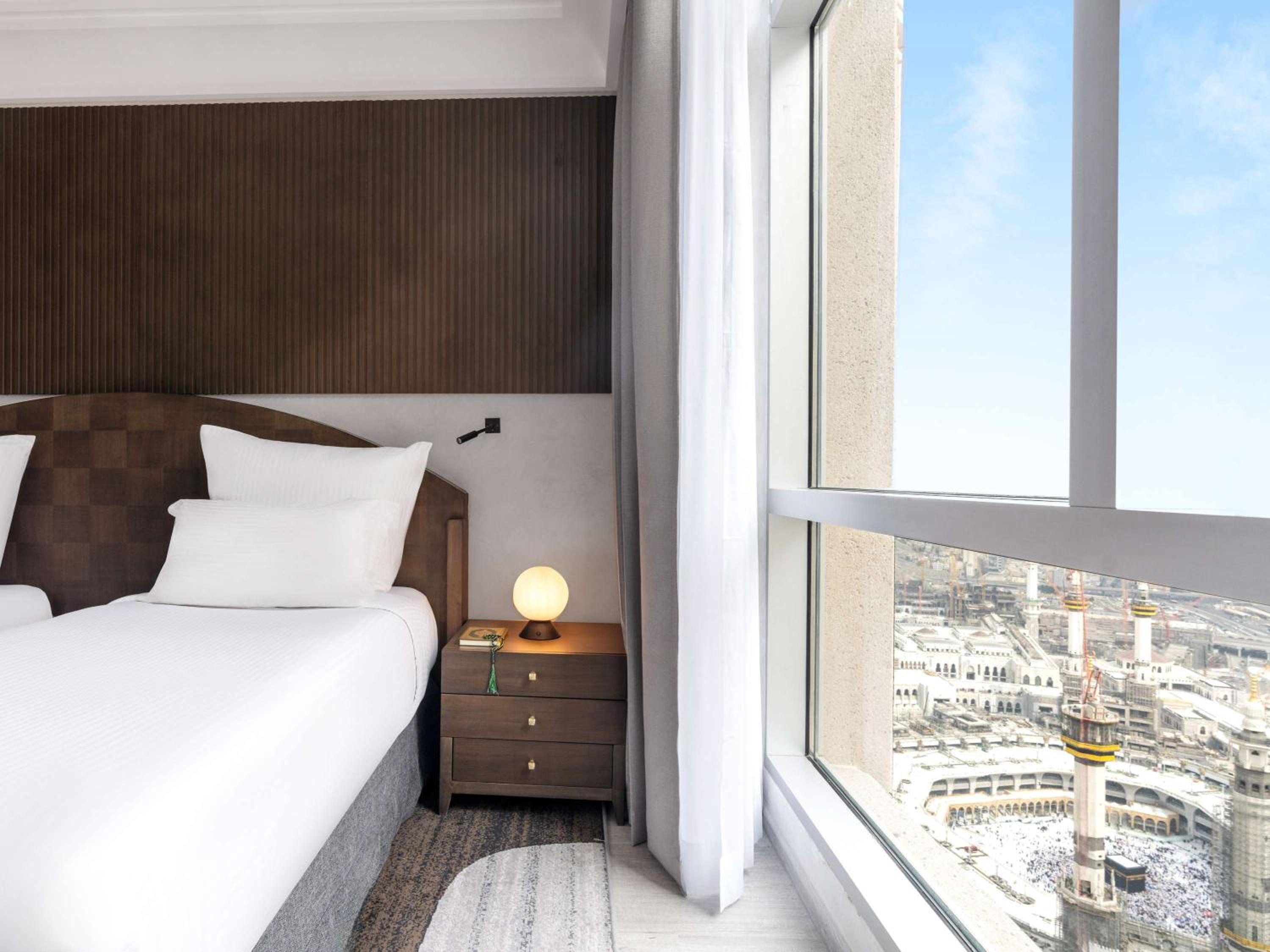 Deluxe Executive King Suite with Two Single Beds and Partial Kaaba View - Photo 4