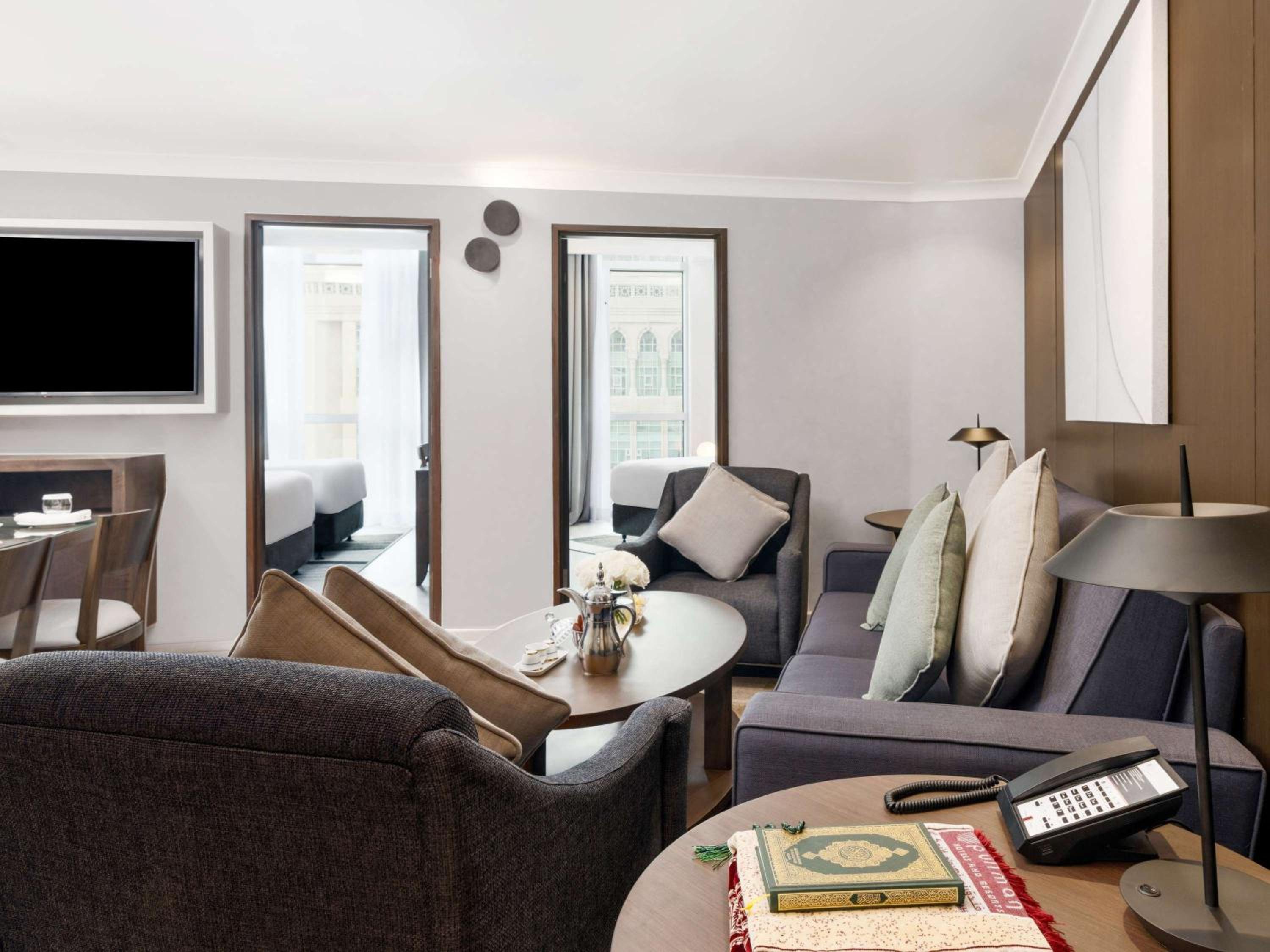 Deluxe Executive King Suite with Two Single Beds and Partial Kaaba View - Photo 3
