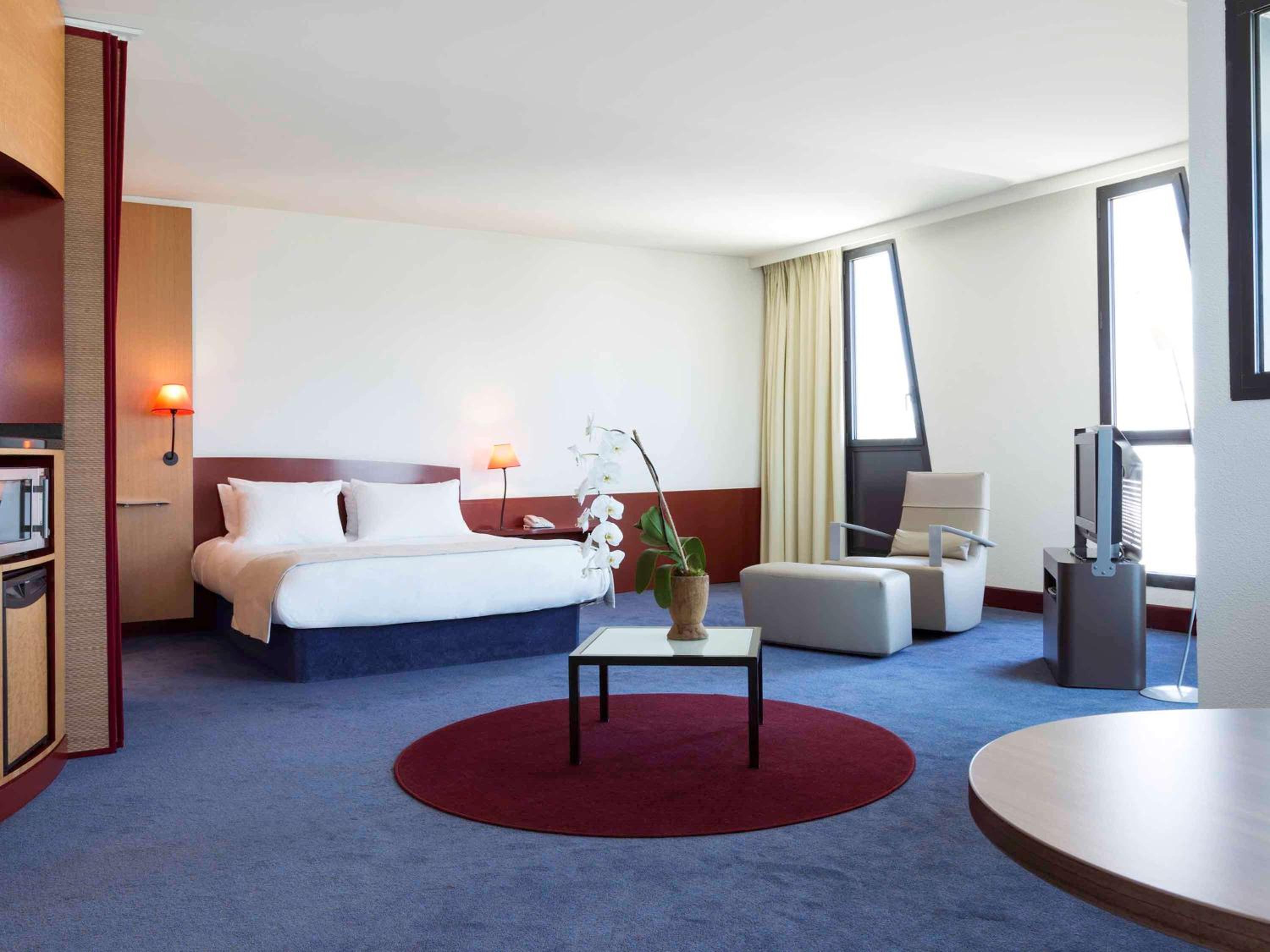 Executive Suite with Queen Bed and Extra Bed - Photo 1