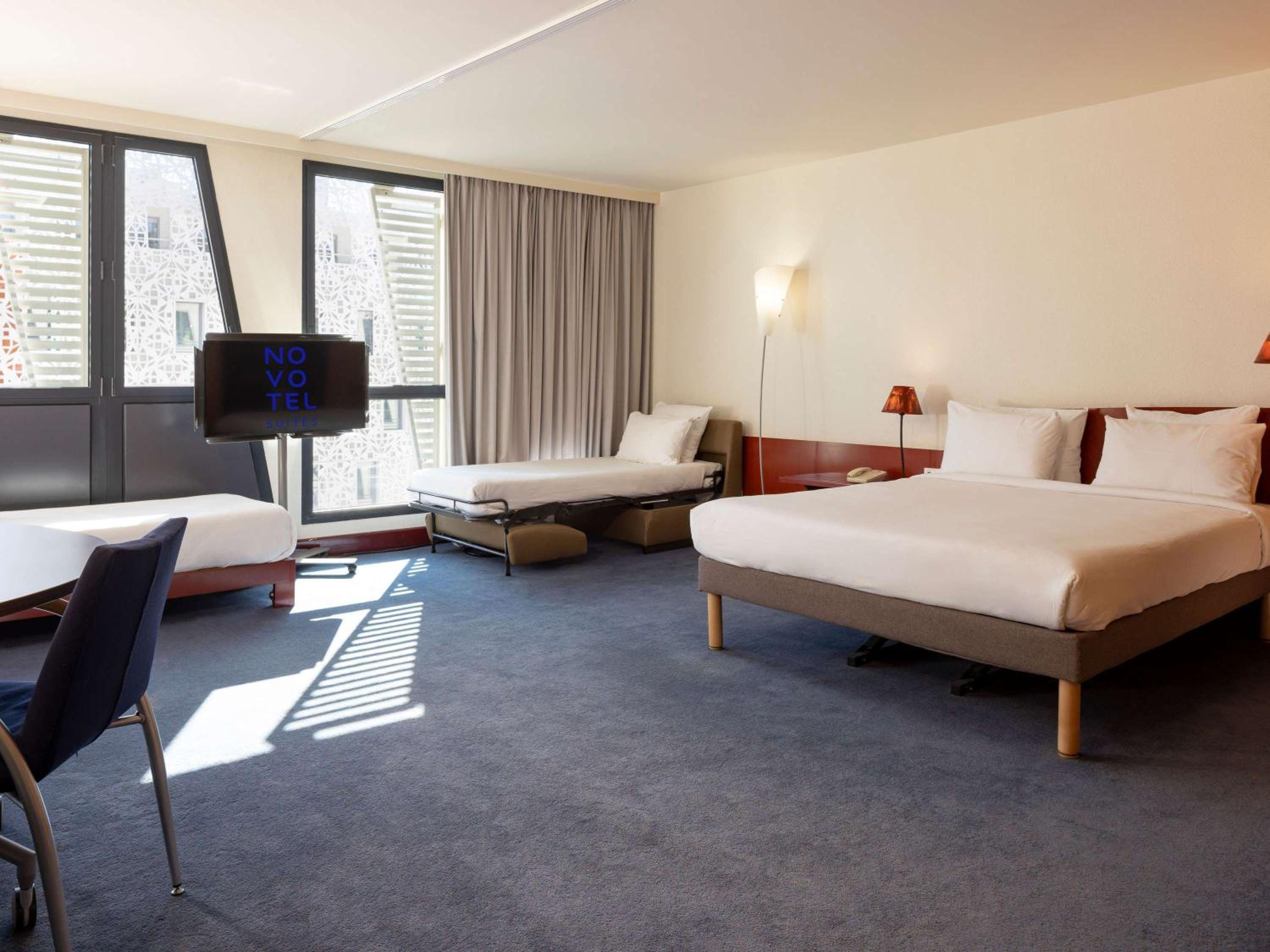 Superior Suite with Double Bed and Two Single Beds - Photo 4
