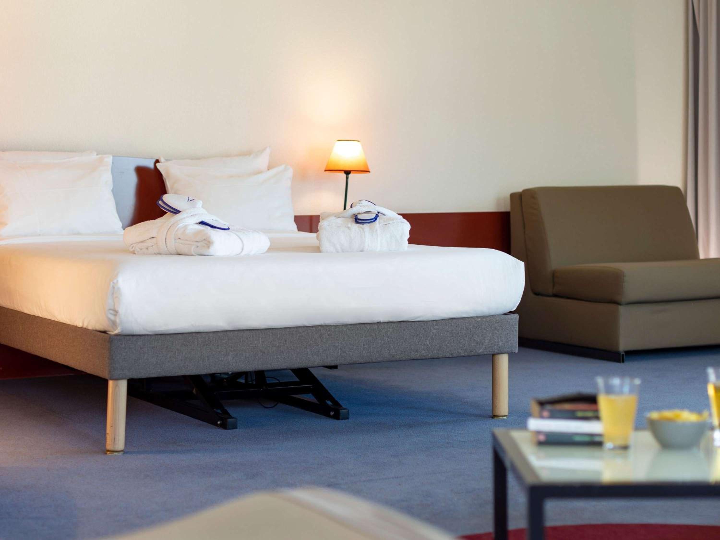 Executive Suite with Queen Bed and Extra Bed - Photo 2