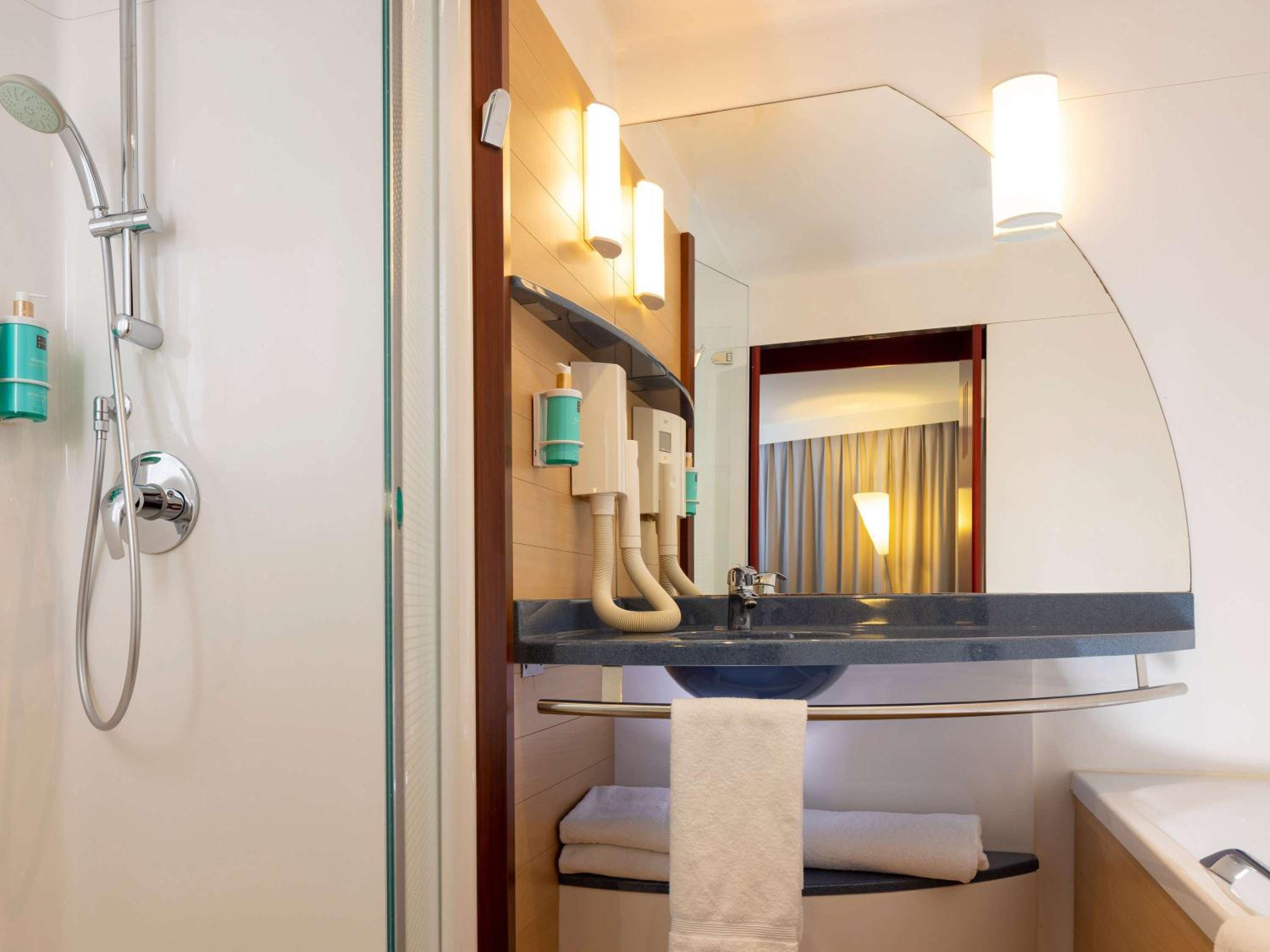 Superior Queen Suite with Balcony - Photo 7