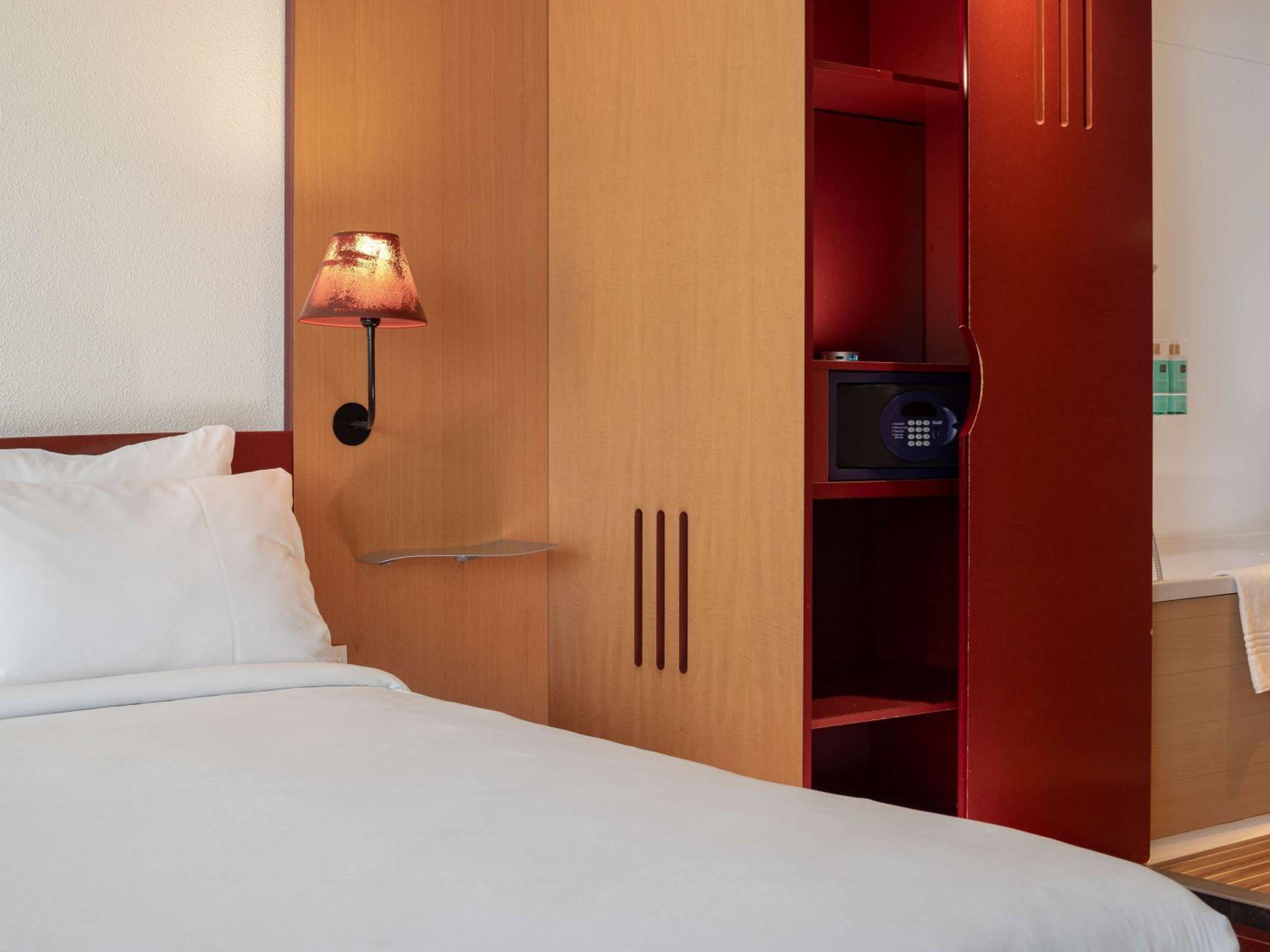 Superior Suite with One Double Bed and One Single Bed - Photo 4