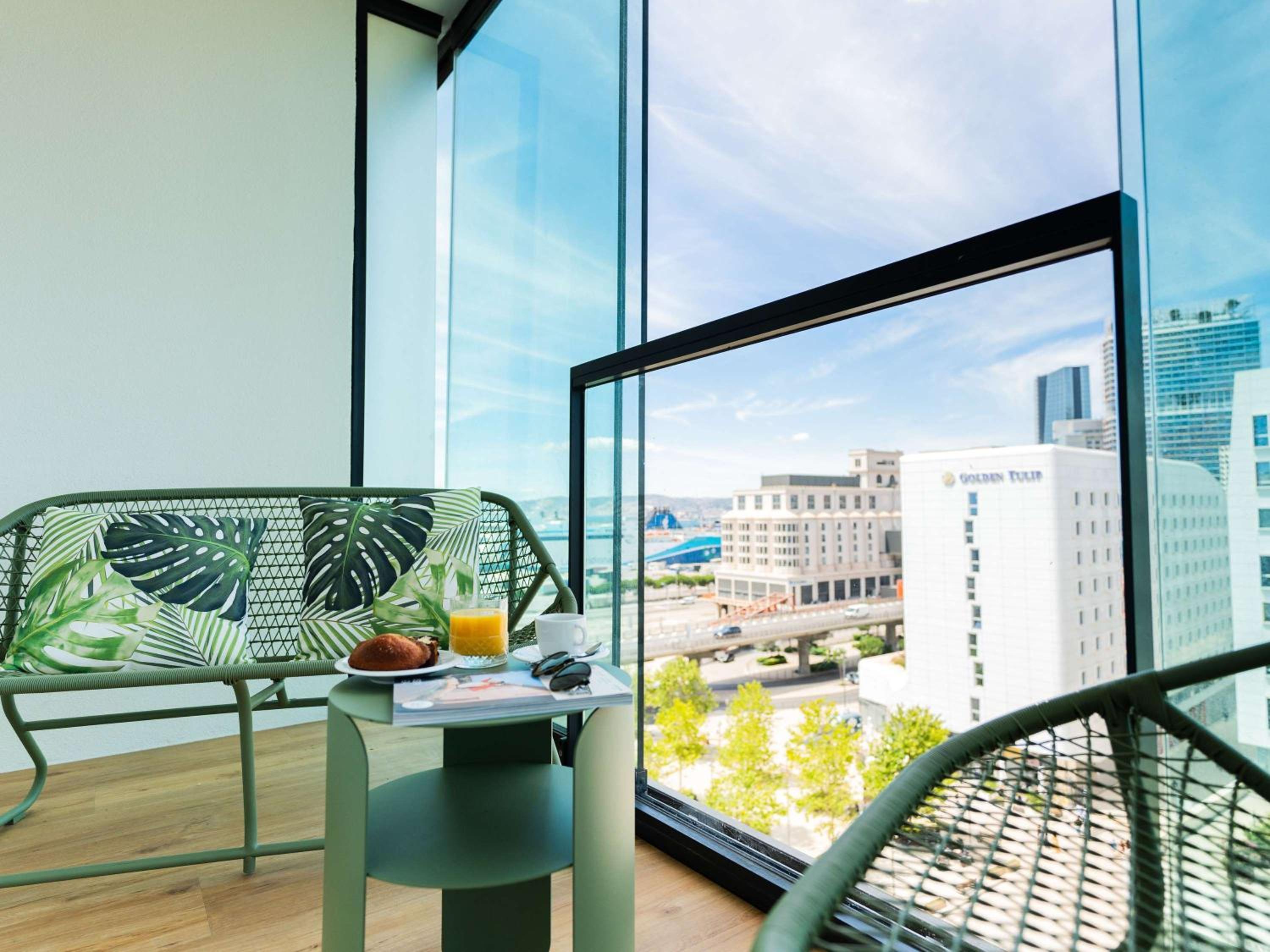 Superior Queen Suite with Balcony - Photo 3
