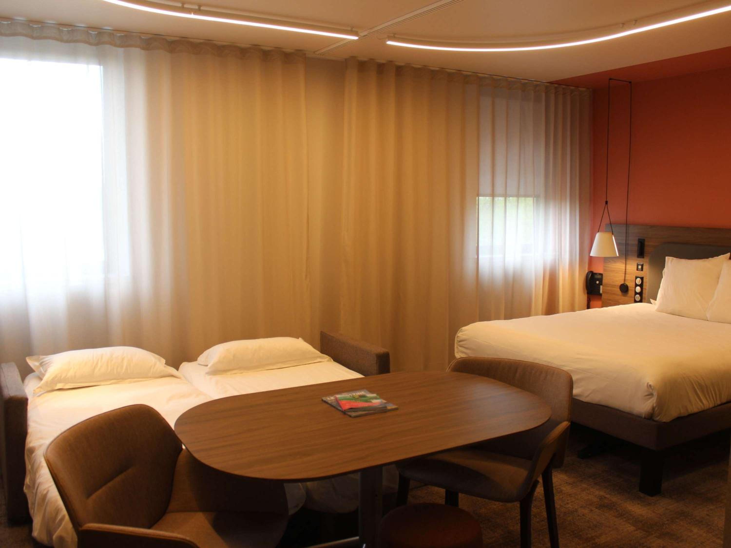 Superior Suite With One Double Bed And Two Single Beds - Photo 3