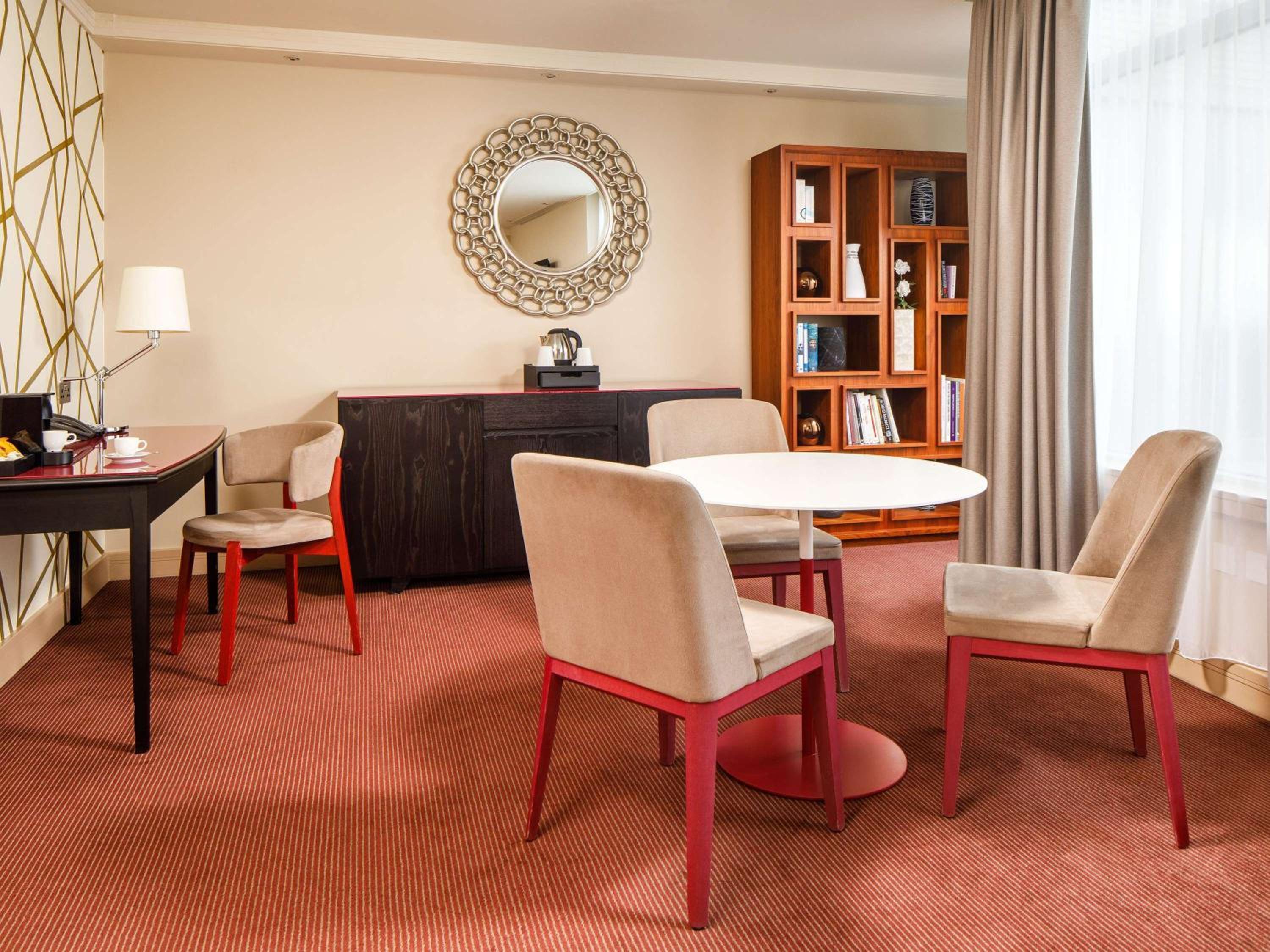 Deluxe Suite with City View photo 3