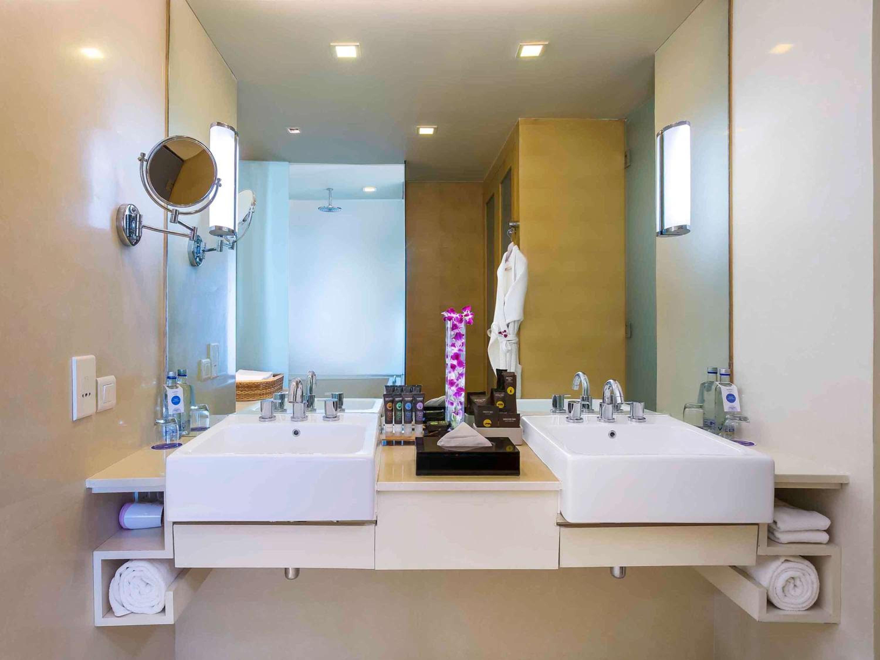 Deluxe Queen Suite With Two Way Airport Transfer, Privileged Access To Executive Lounge With Drinks (Selected Imfl) And Snacks From 6-8 Pm Deluxe Queen Suite With Two Way Airport Transfer, Privileged Access To Executive Lounge With Drinks (Selected Imfl) And Snacks From 6-8 Pm
