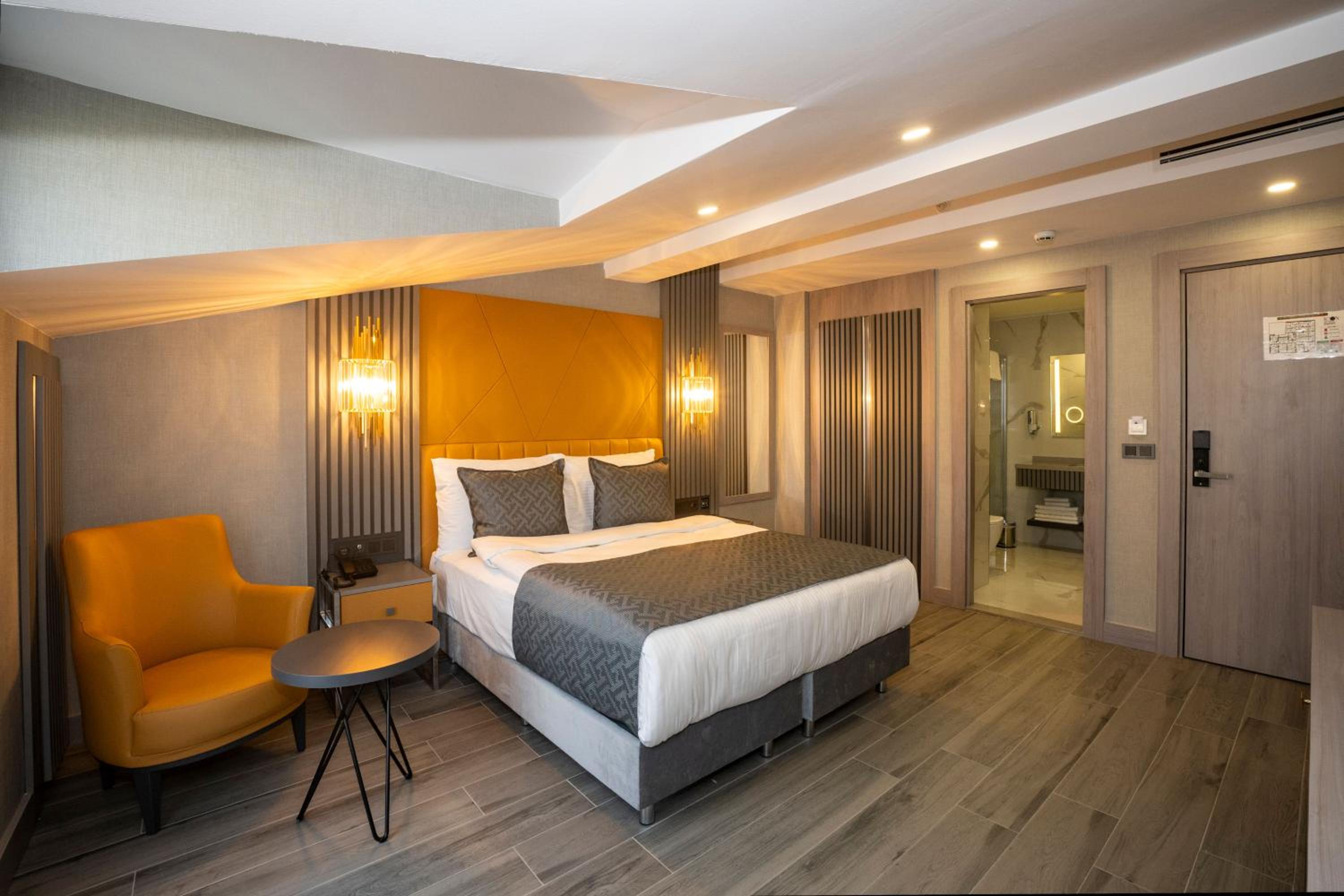 Deluxe Double Room with Balcony photo 2