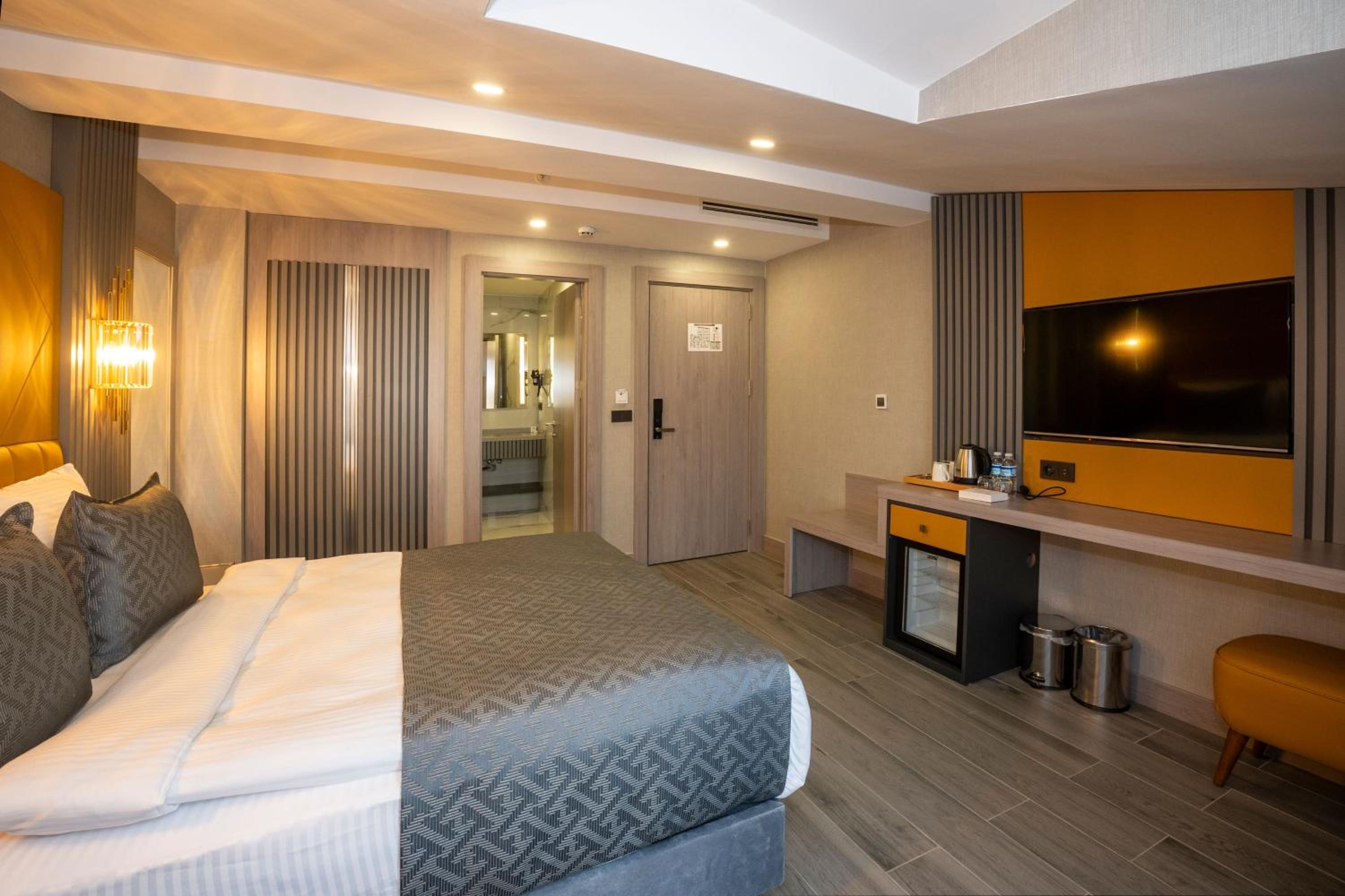 Deluxe Double Room with Balcony photo 3