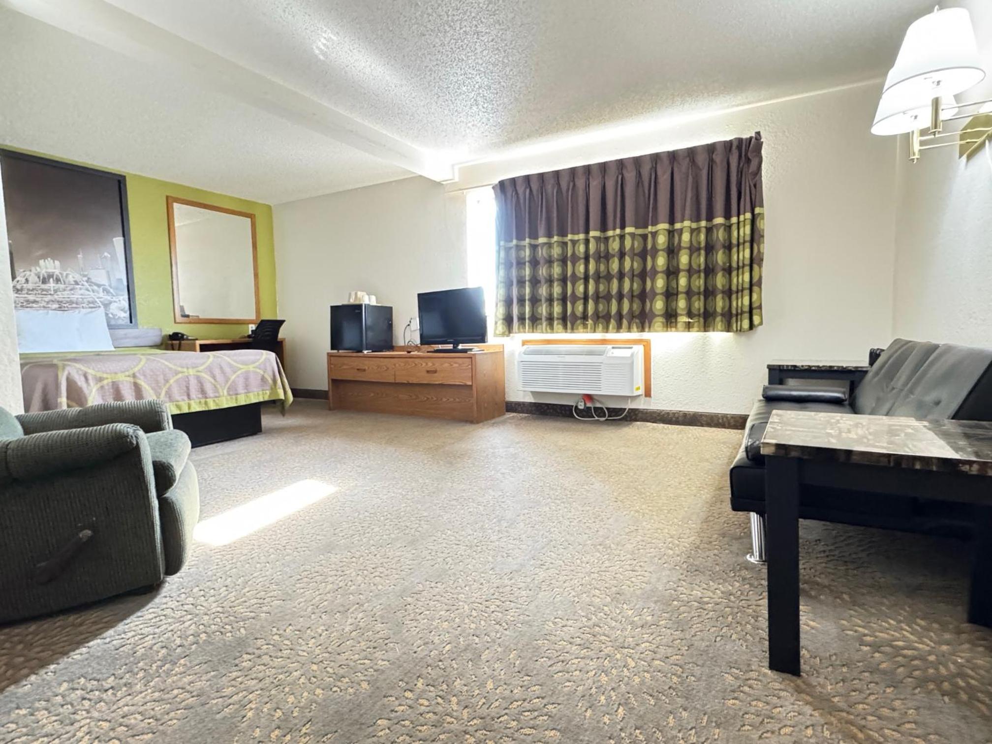 Queen Studio Suite - Non-Smoking - Photo 3