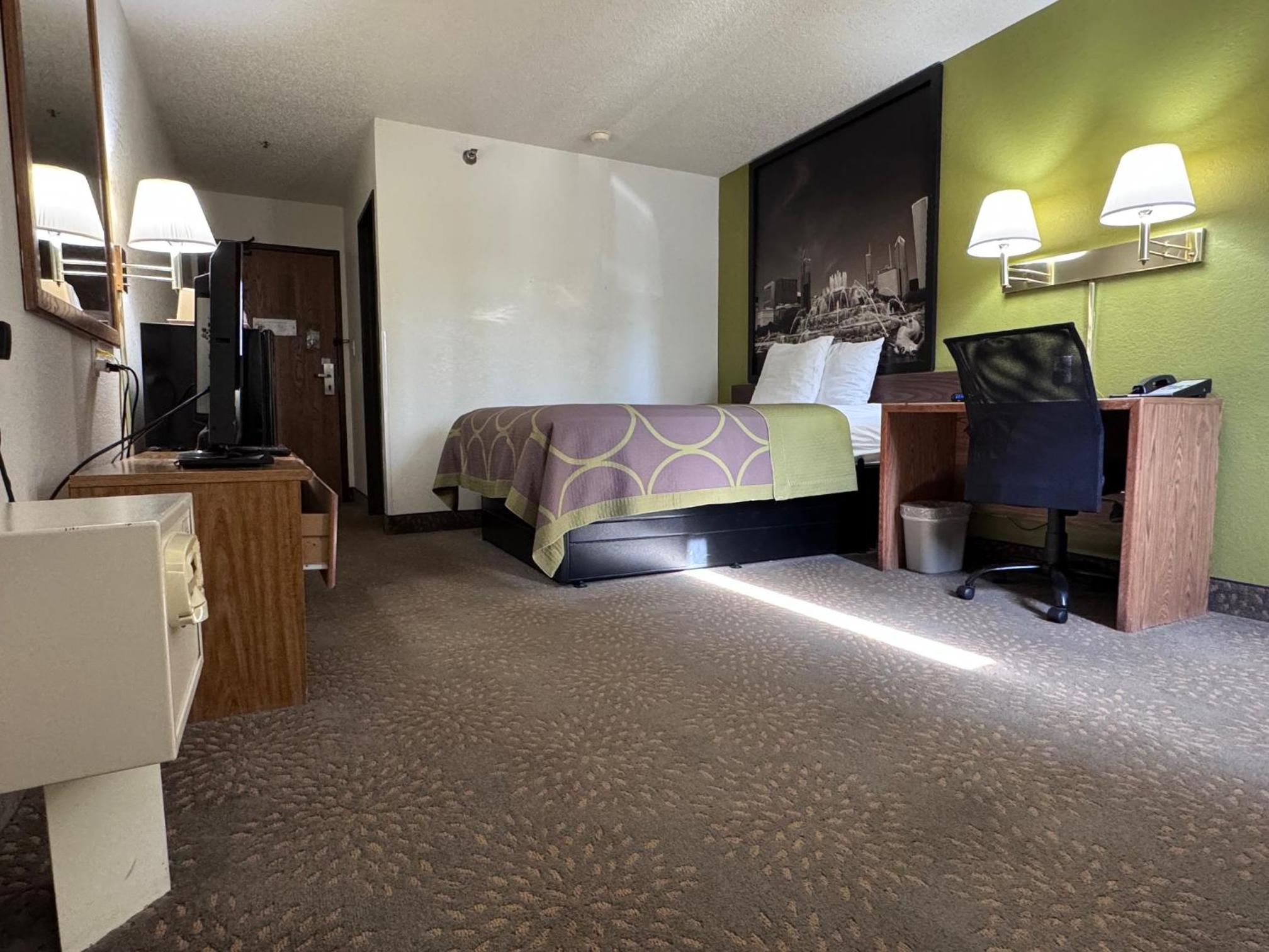 Queen Room - Non-Smoking - Photo 1