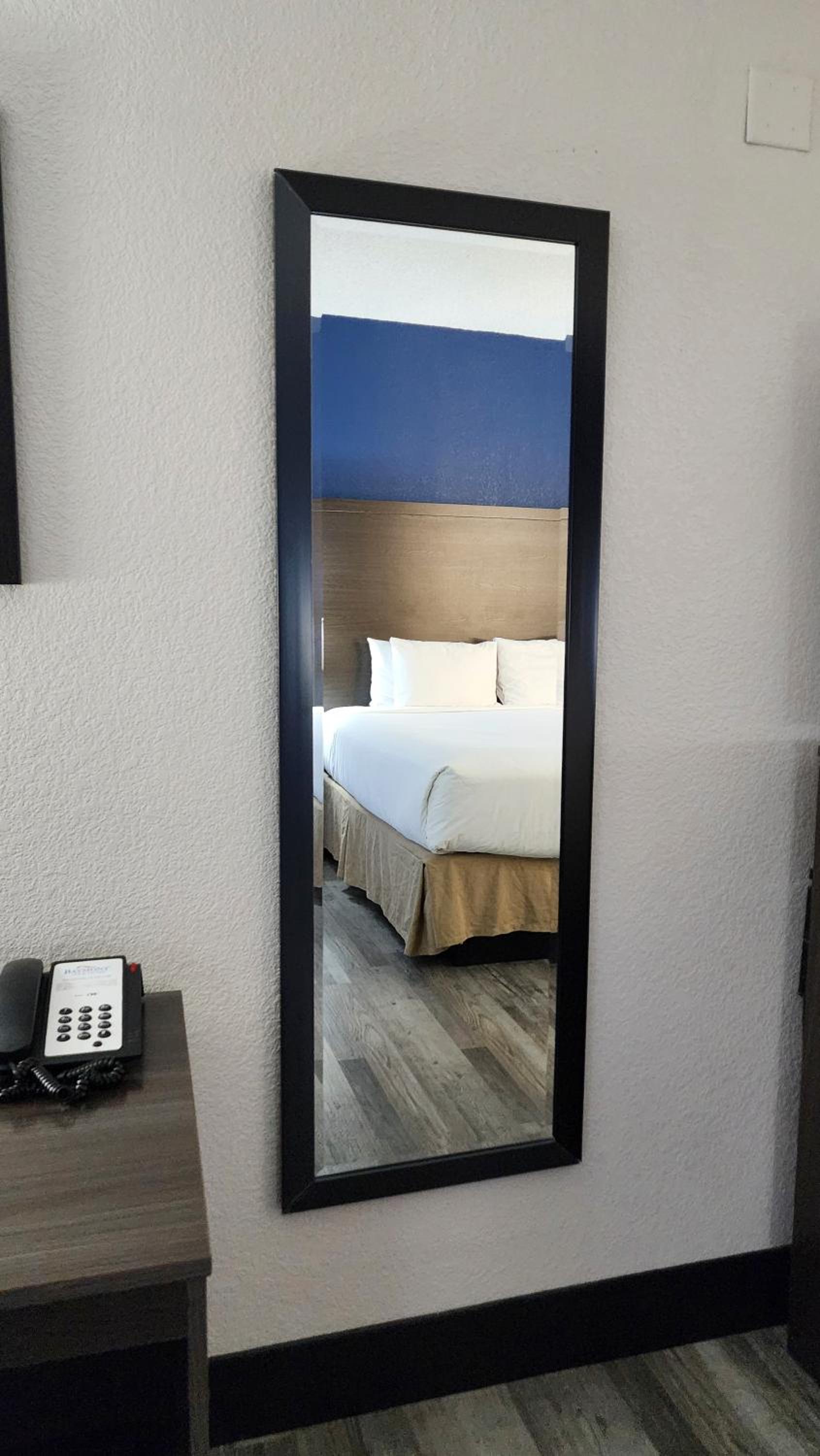King Room with Mobility/Hearing Impaired Access - Non-Smoking - Photo 7