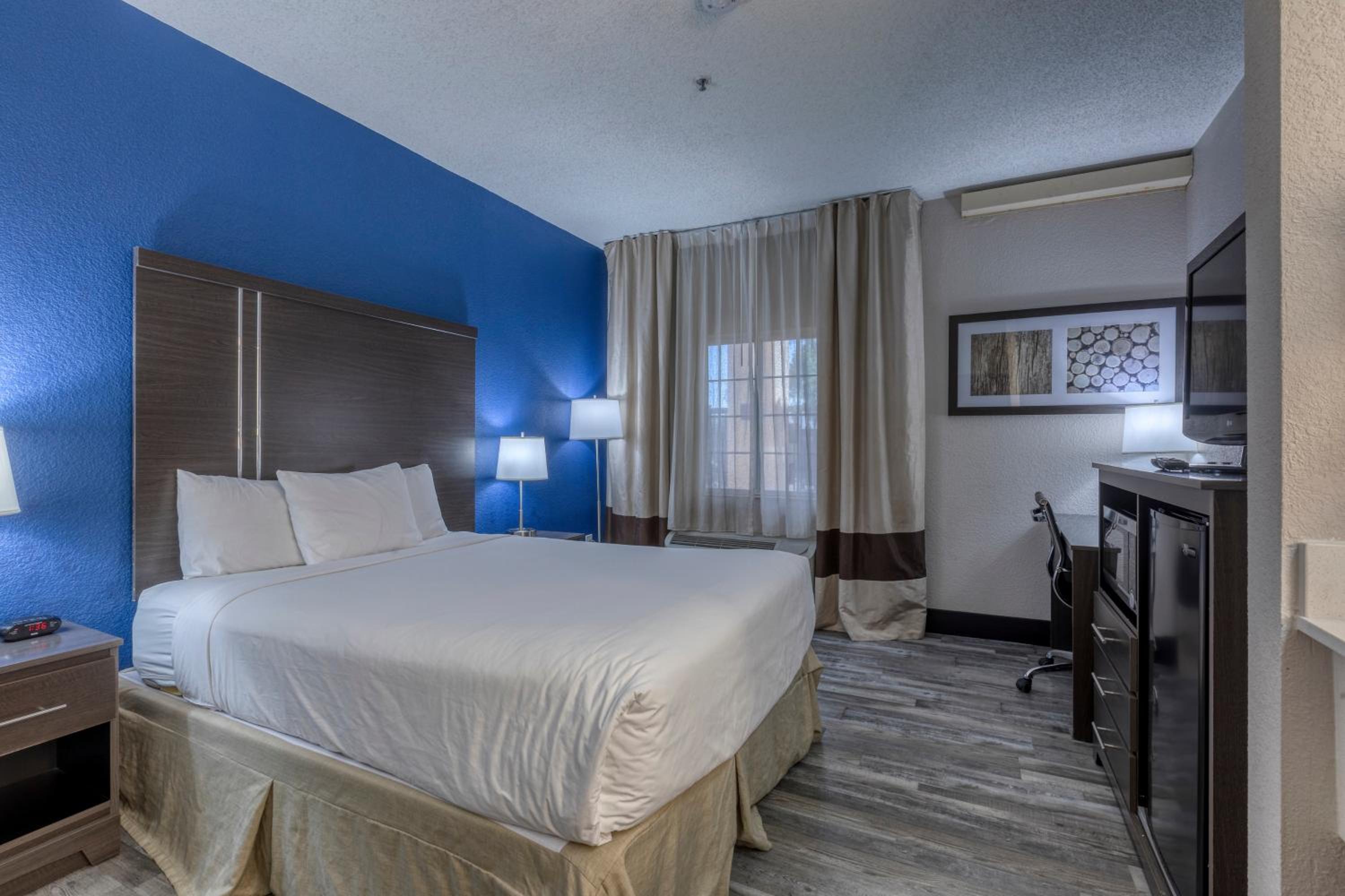 King Room - Non-Smoking - Photo 6