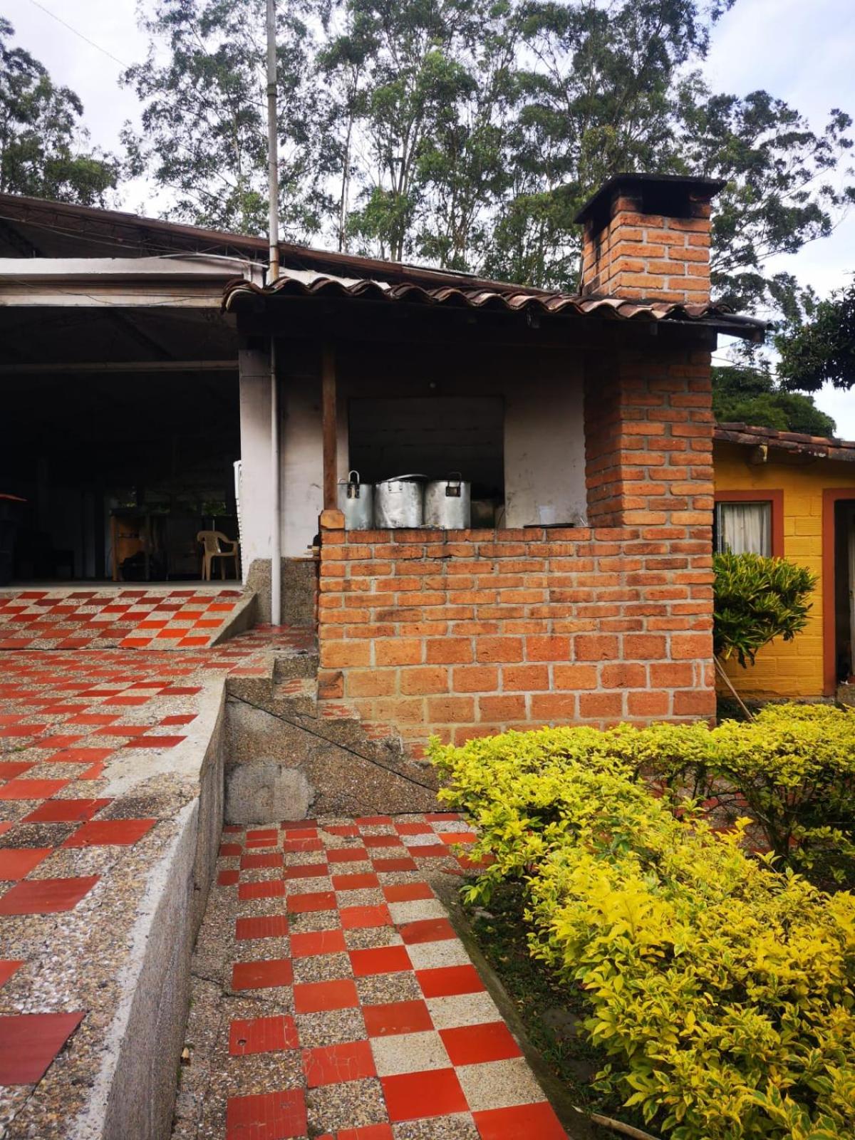 Five-Bedroom House photo 2