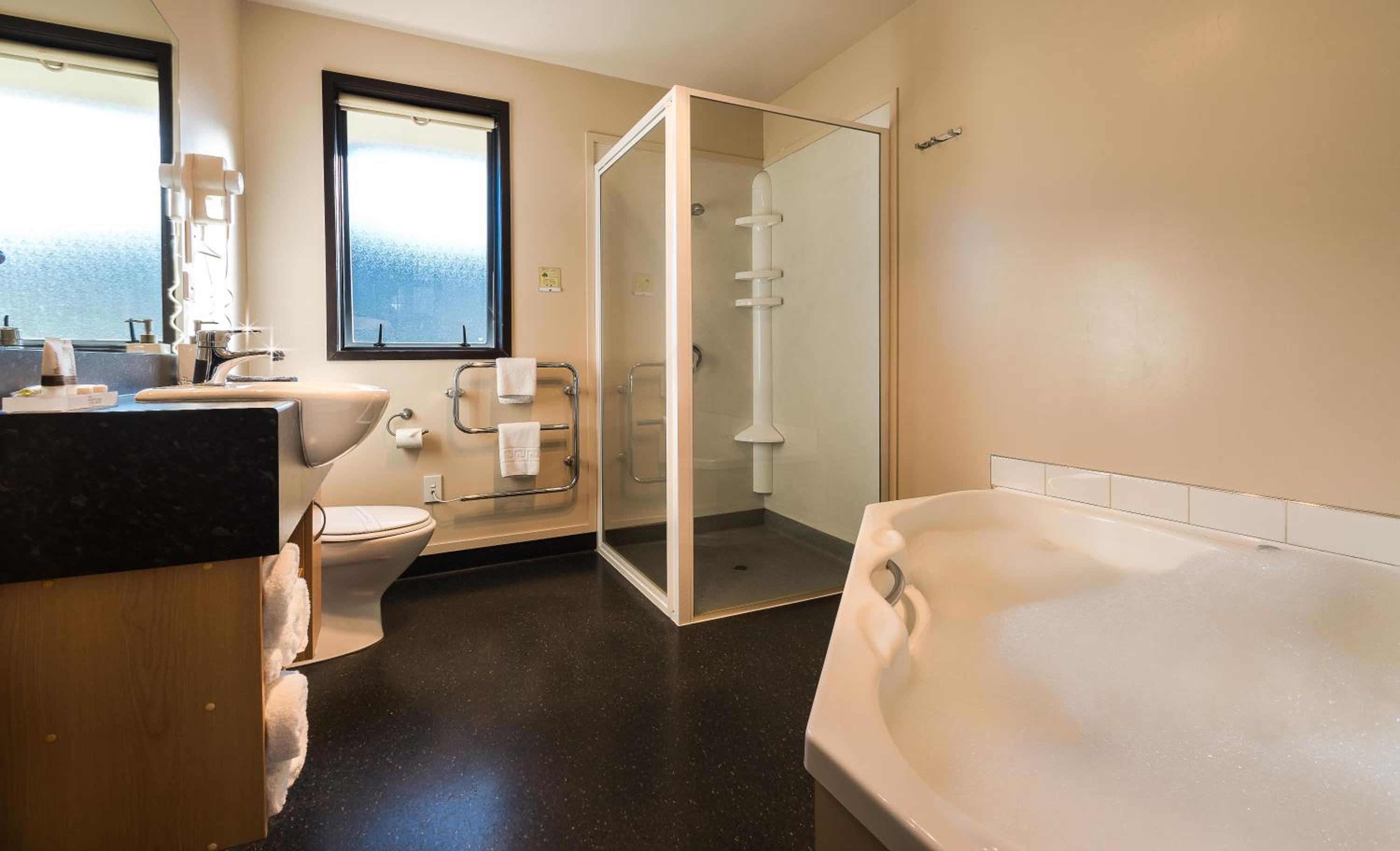 Executive One-Bedroom Apartment With Spa Bath - Photo 2