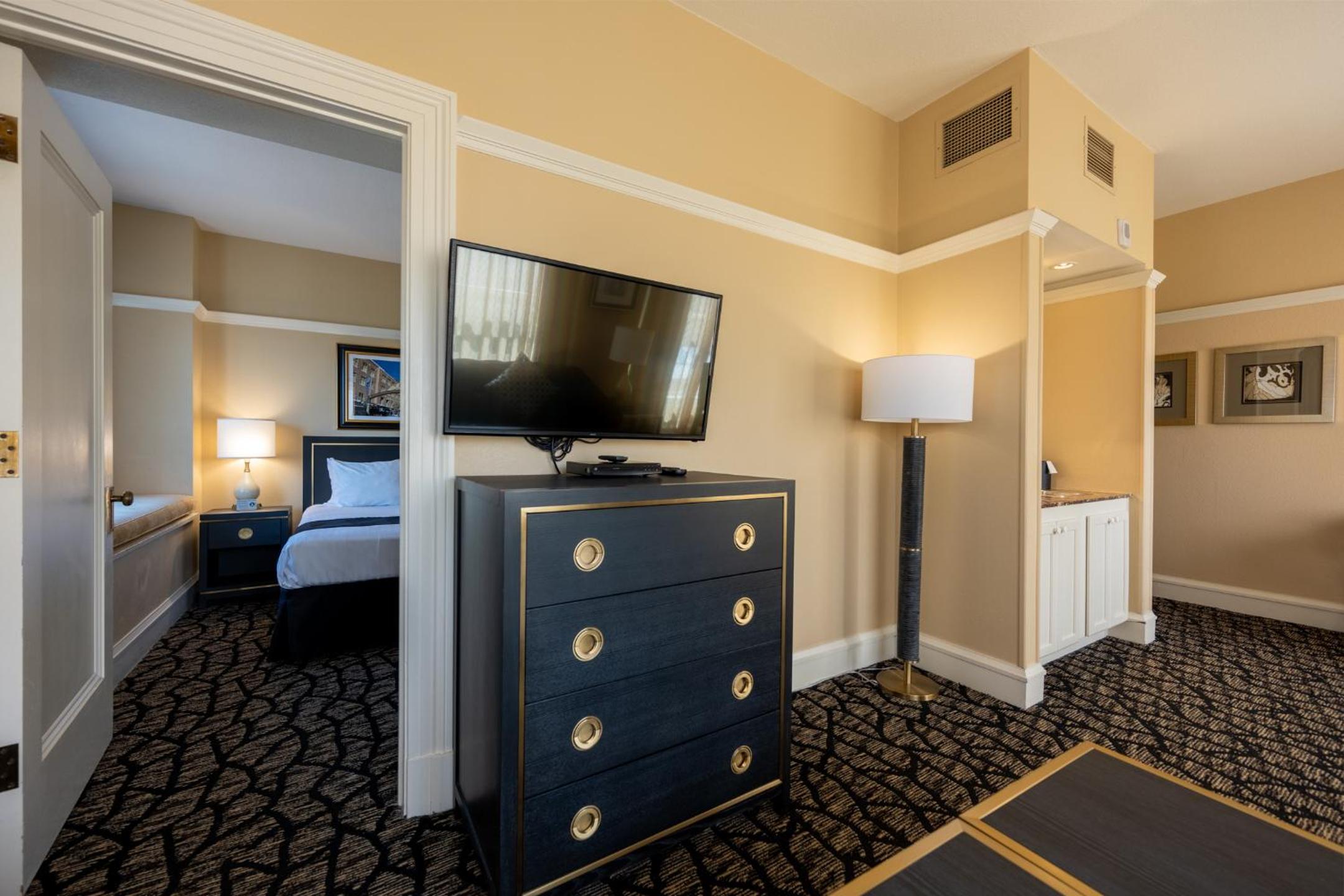 One-Bedroom Suite - Photo 13