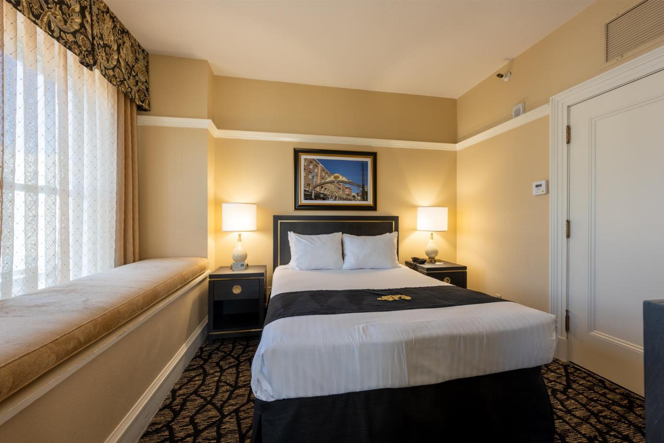 One-Bedroom Suite - Photo 15