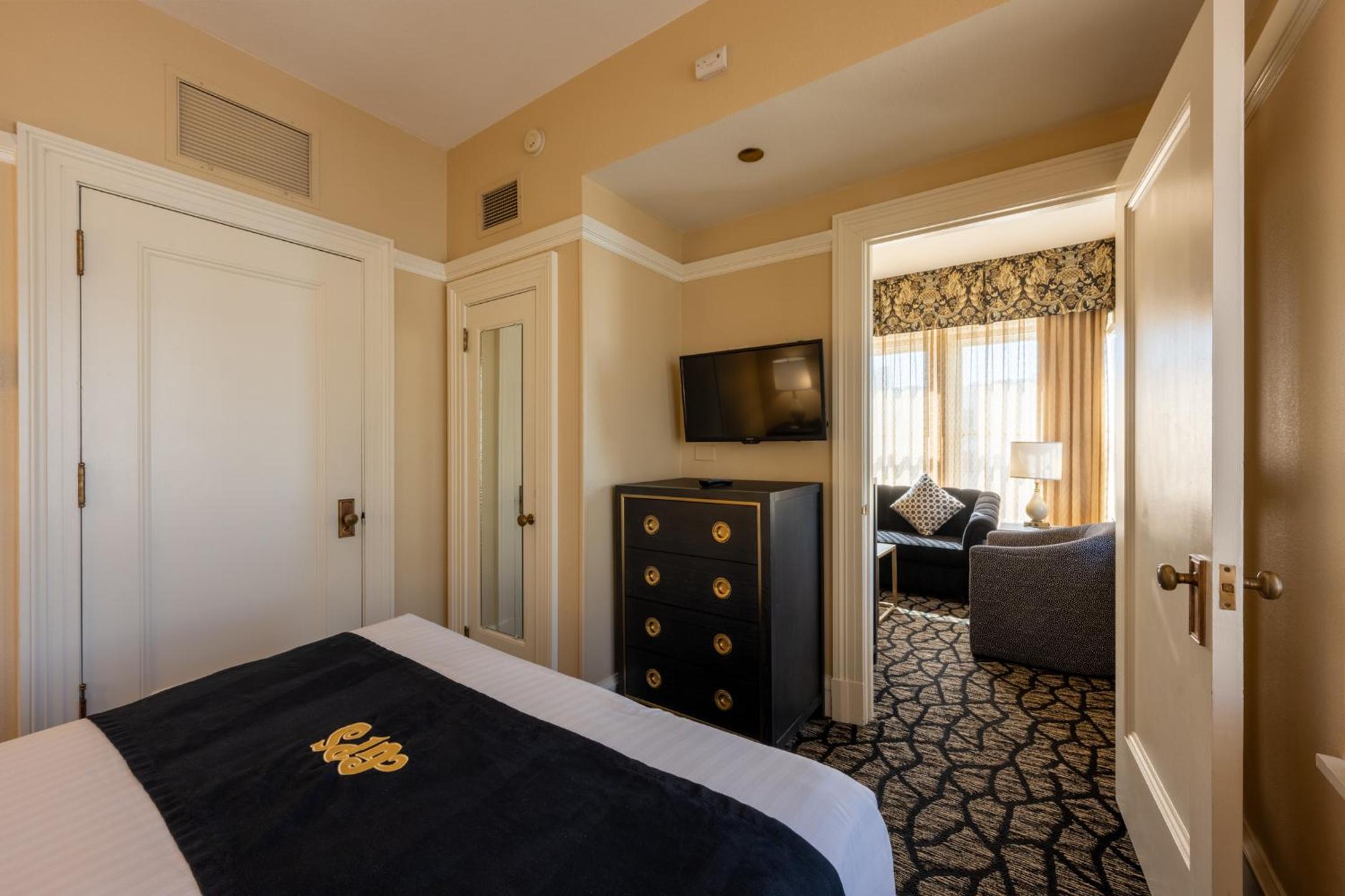 One-Bedroom Suite - Photo 16