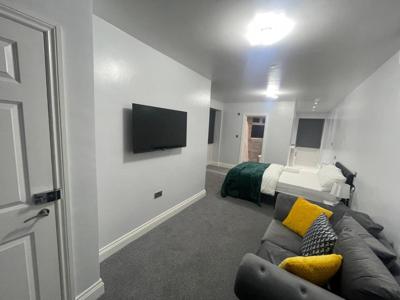 One-Bedroom Apartment photo 1