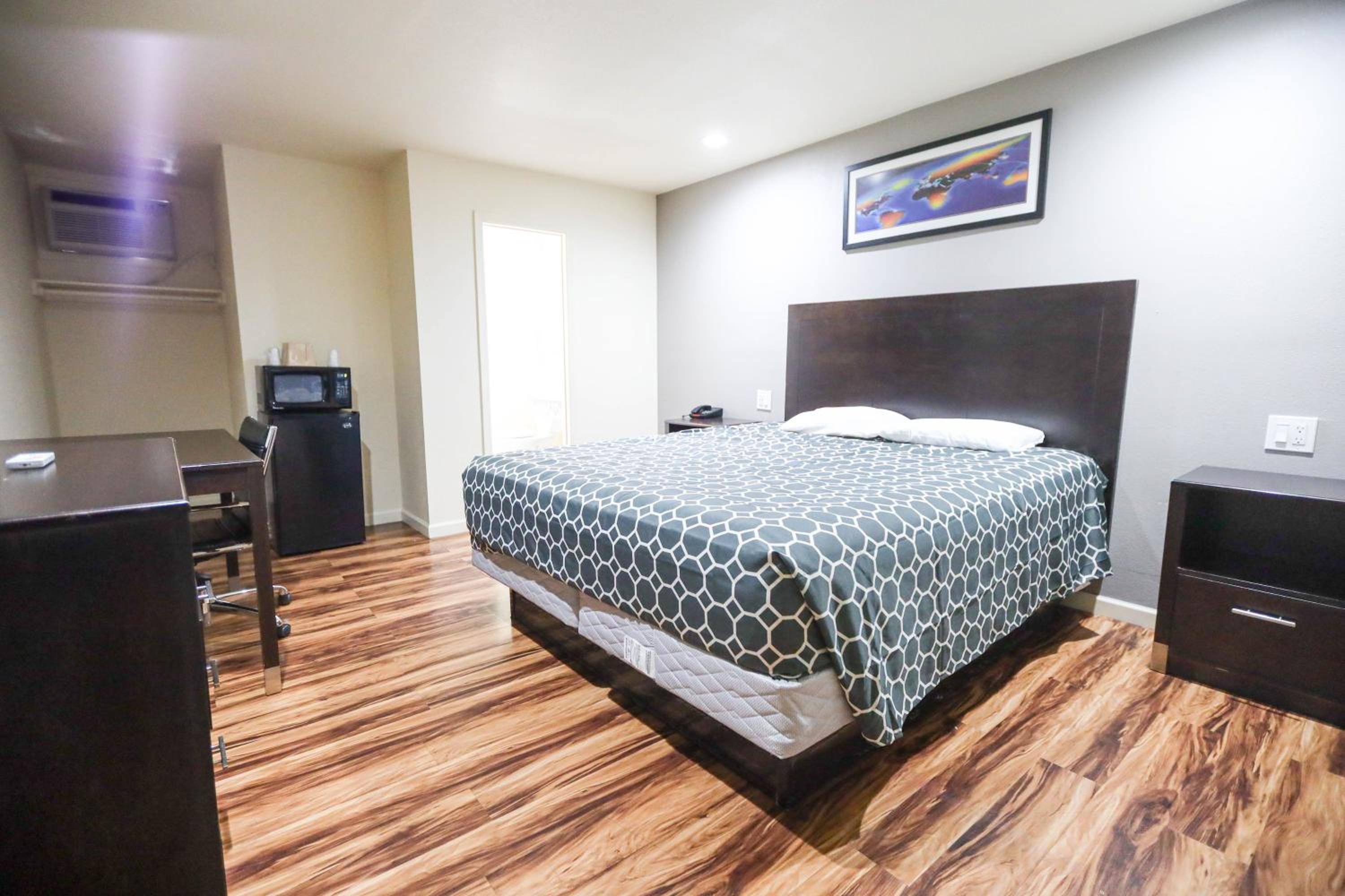 Standard Queen Room photo 3