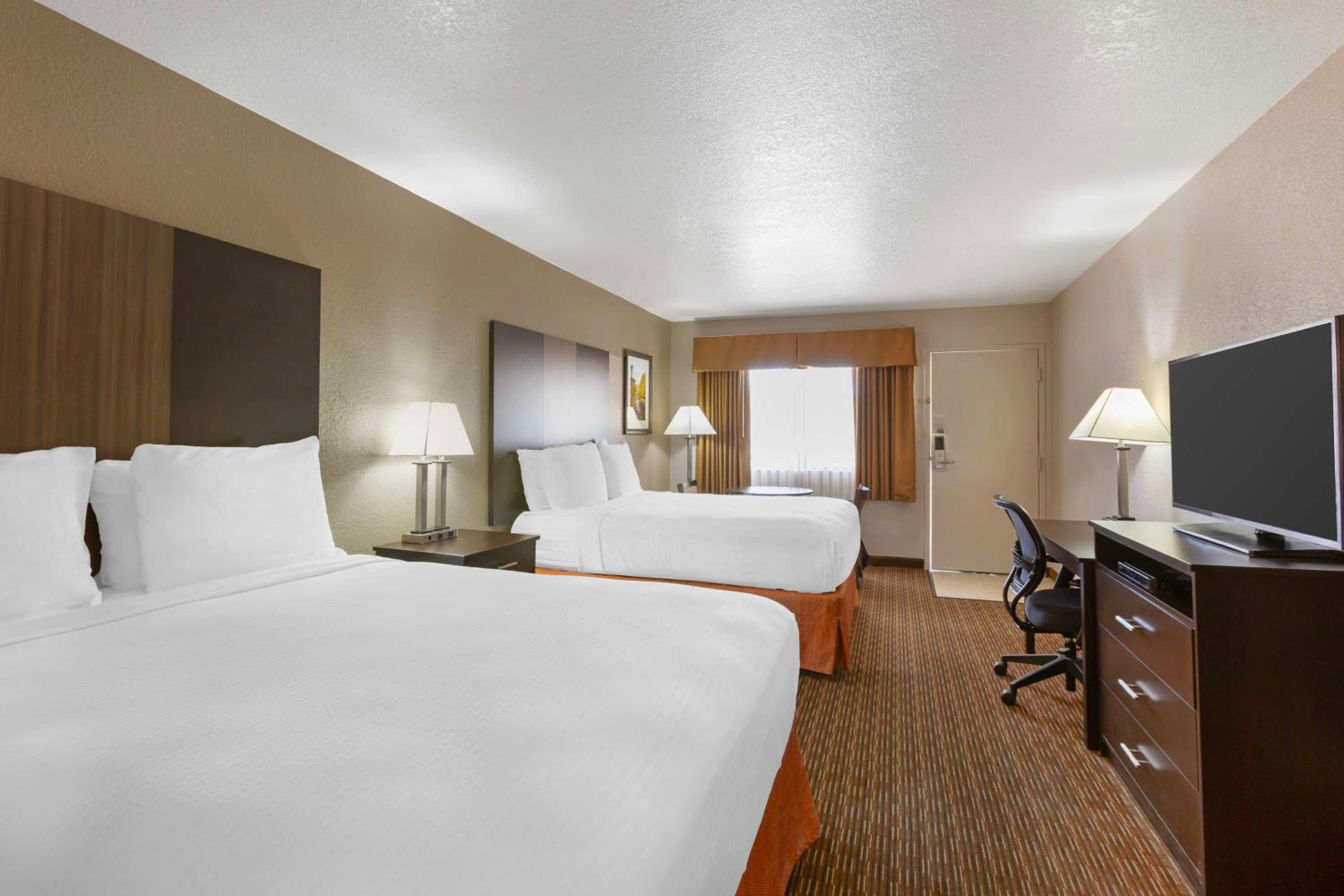 Queen Room with Two Queen Beds - Pet Friendly photo 3