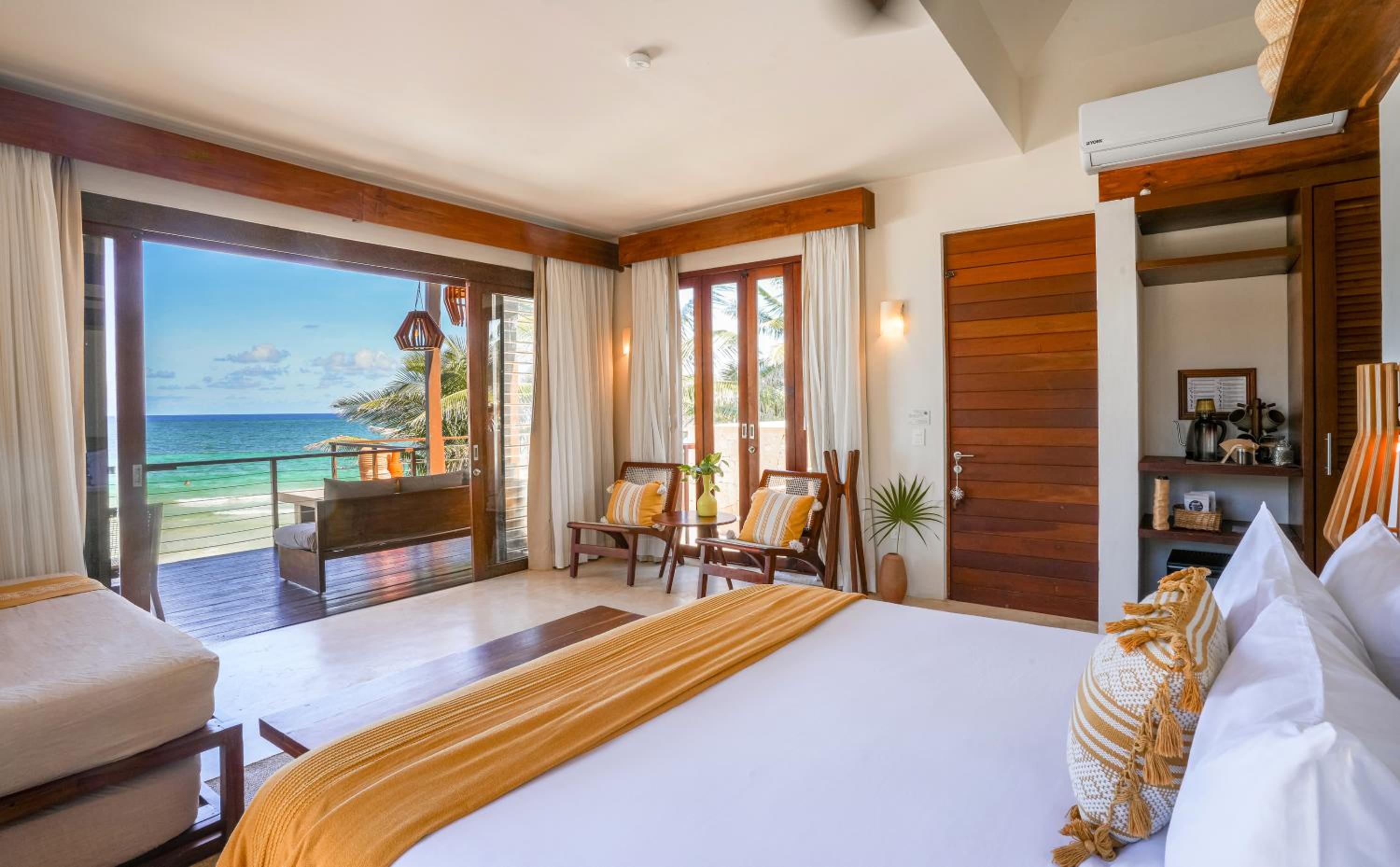 Beachfront Penthouse with Plunge pool. thumbnail 6