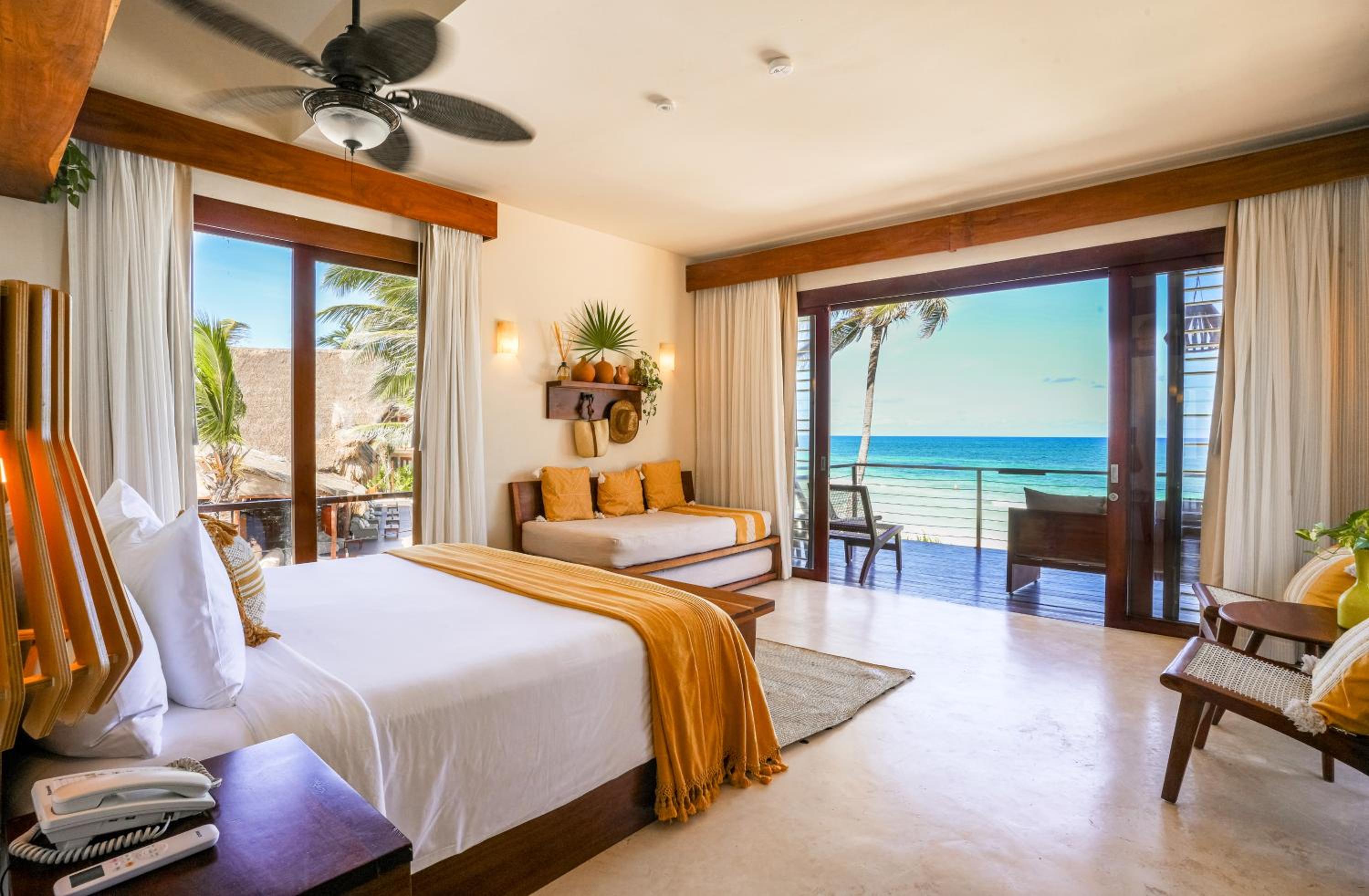 Beachfront Penthouse with Plunge pool. thumbnail 5