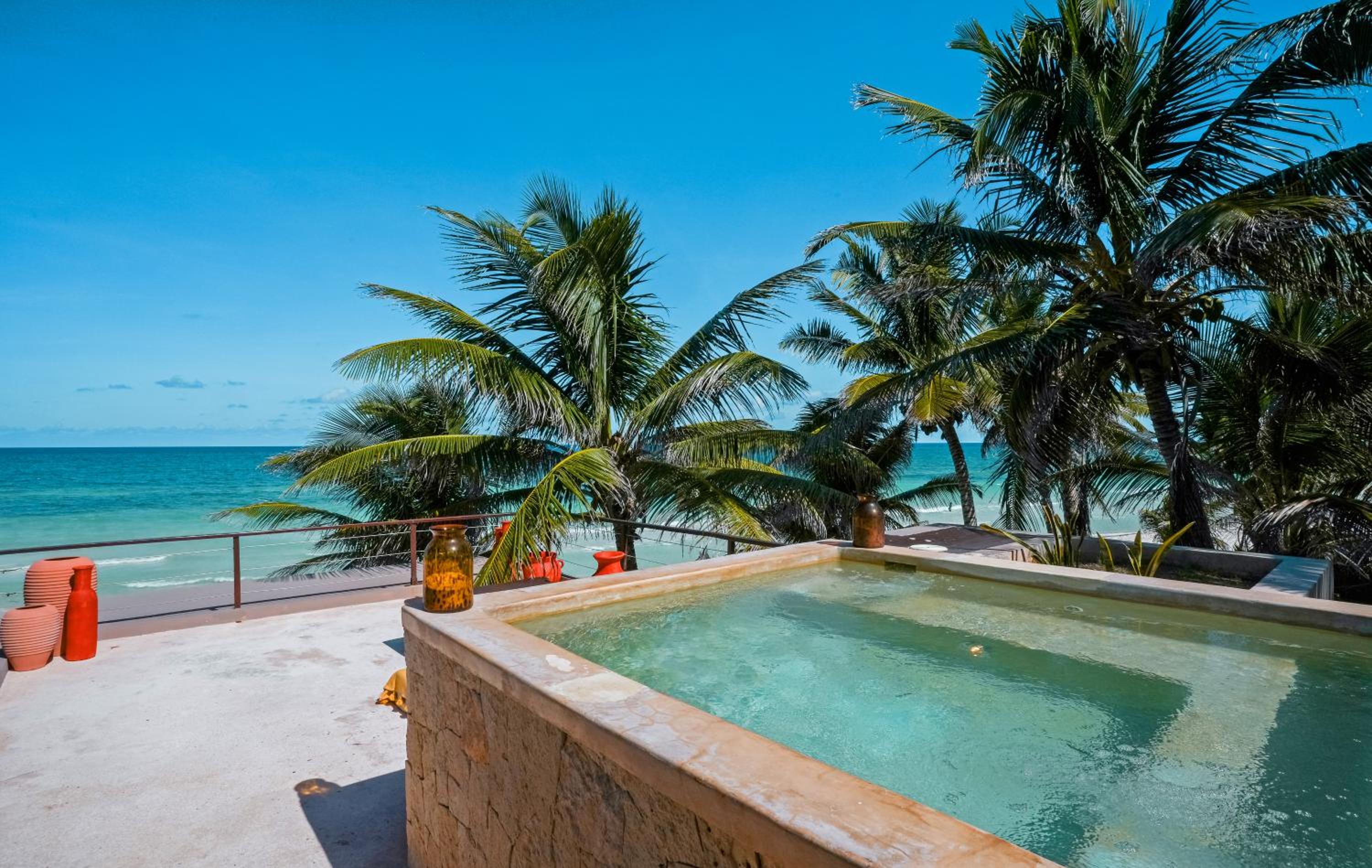 Beachfront Penthouse with Plunge pool. thumbnail 5