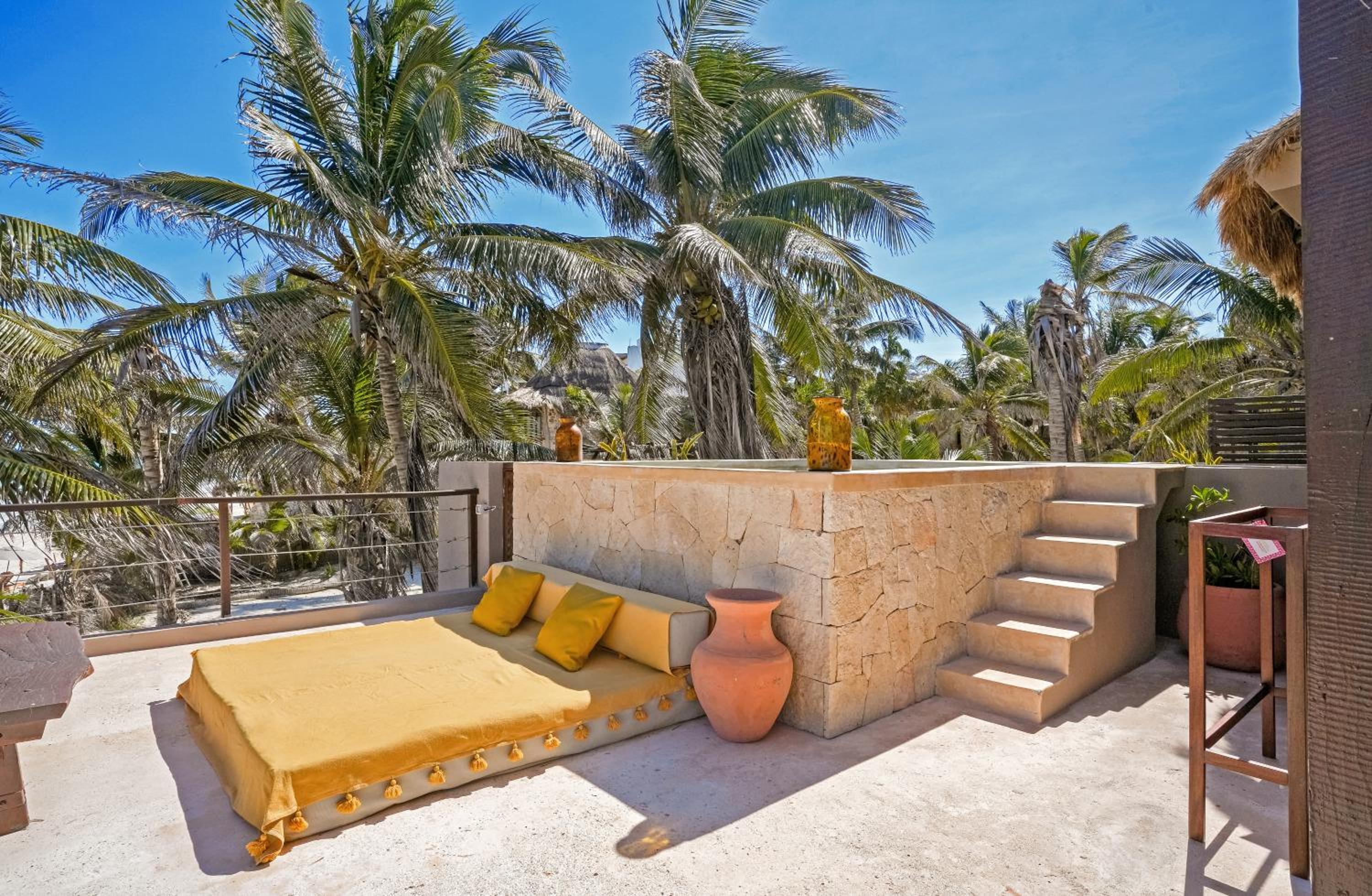 Beachfront Penthouse with Plunge pool. thumbnail 6