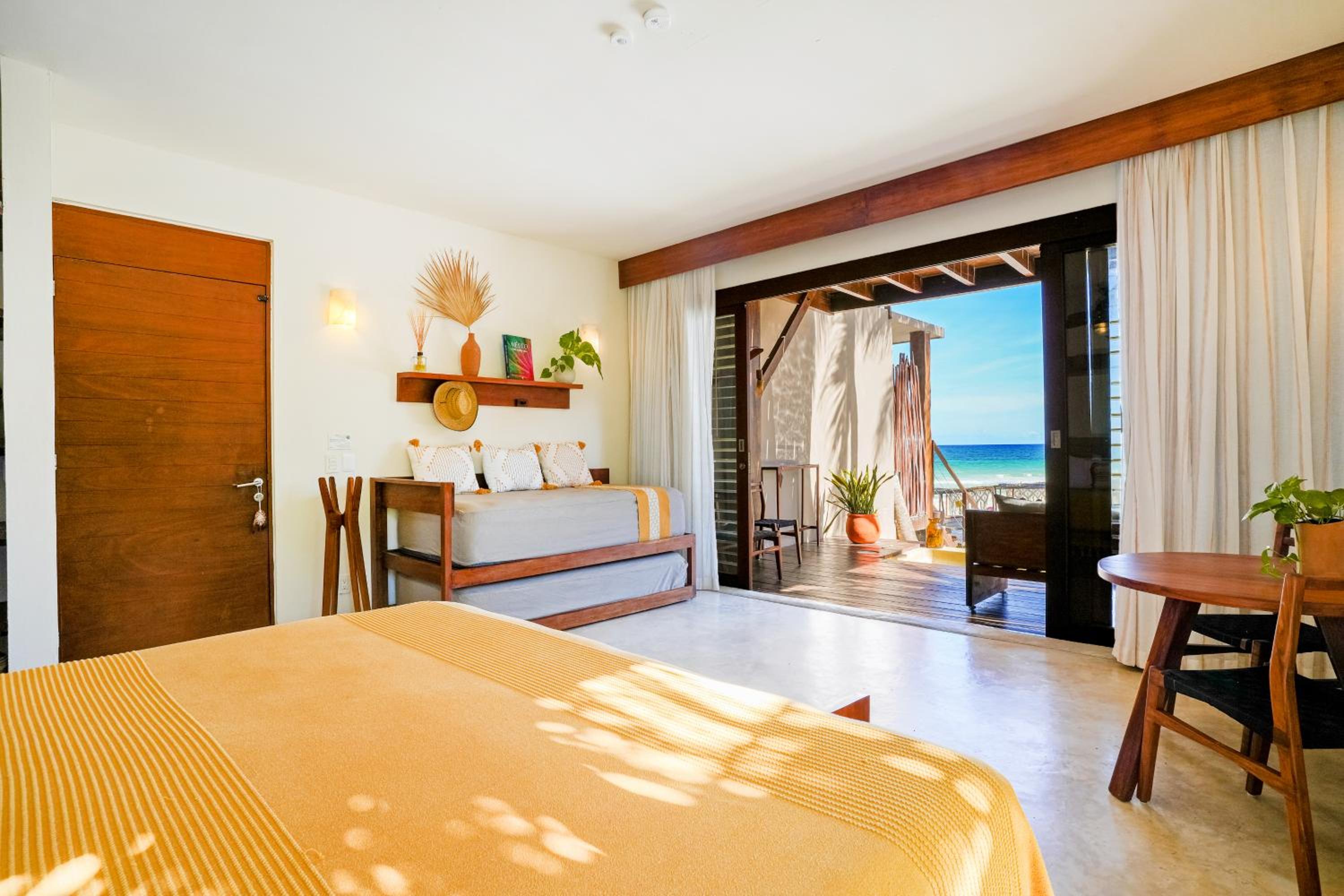 Beachfront ground floor Suite with Plunge pool thumbnail 6