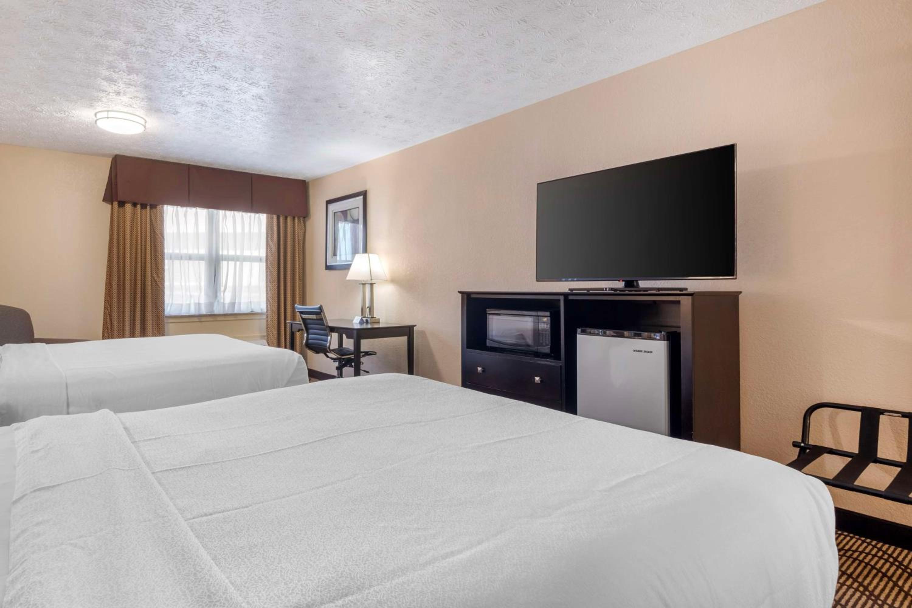 Queen Room with Two Queen Beds - Disability Access/Bath Tub - Photo 8