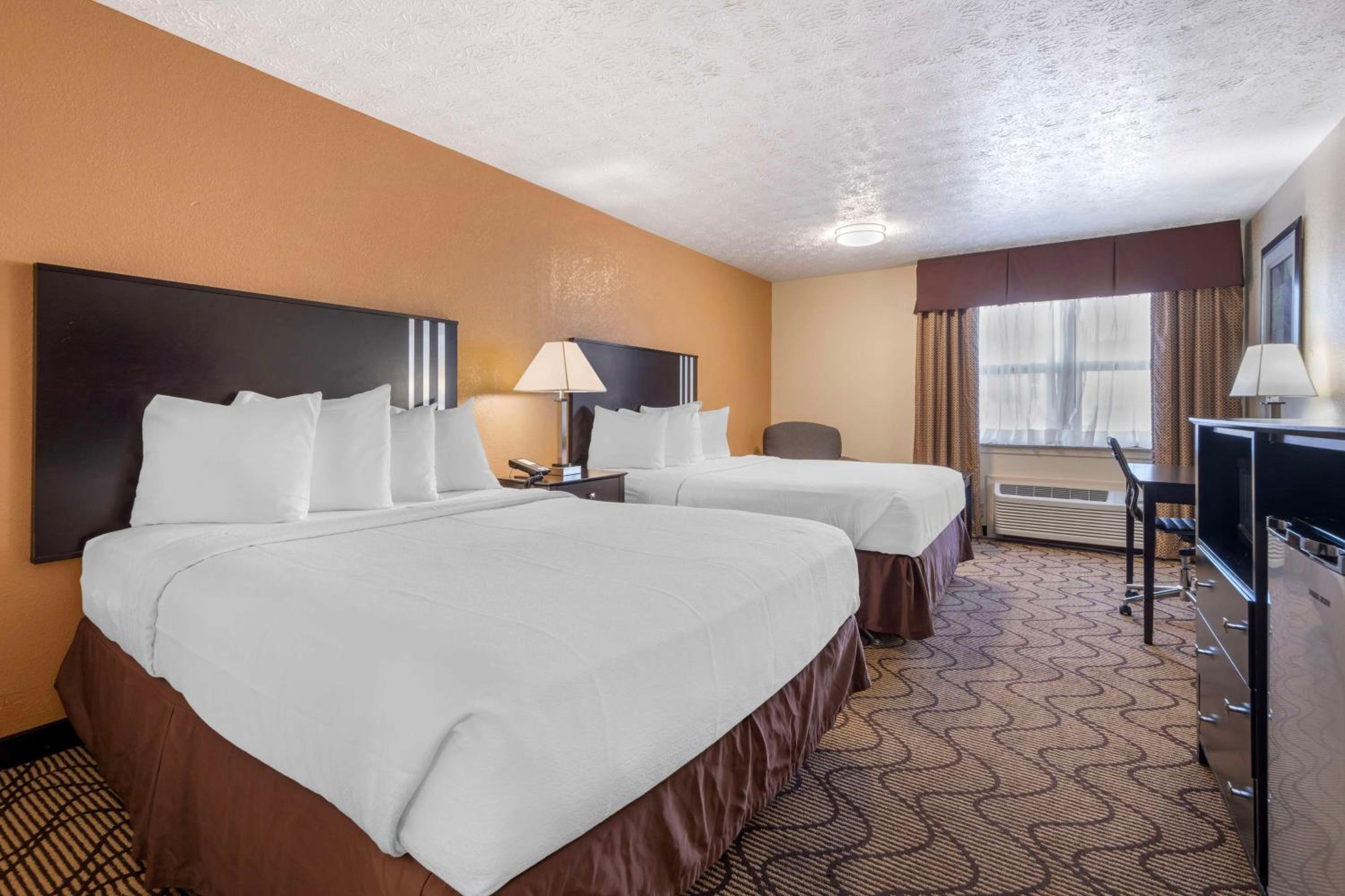 Queen Room with Two Queen Beds - Disability Access/Bath Tub - Photo 7
