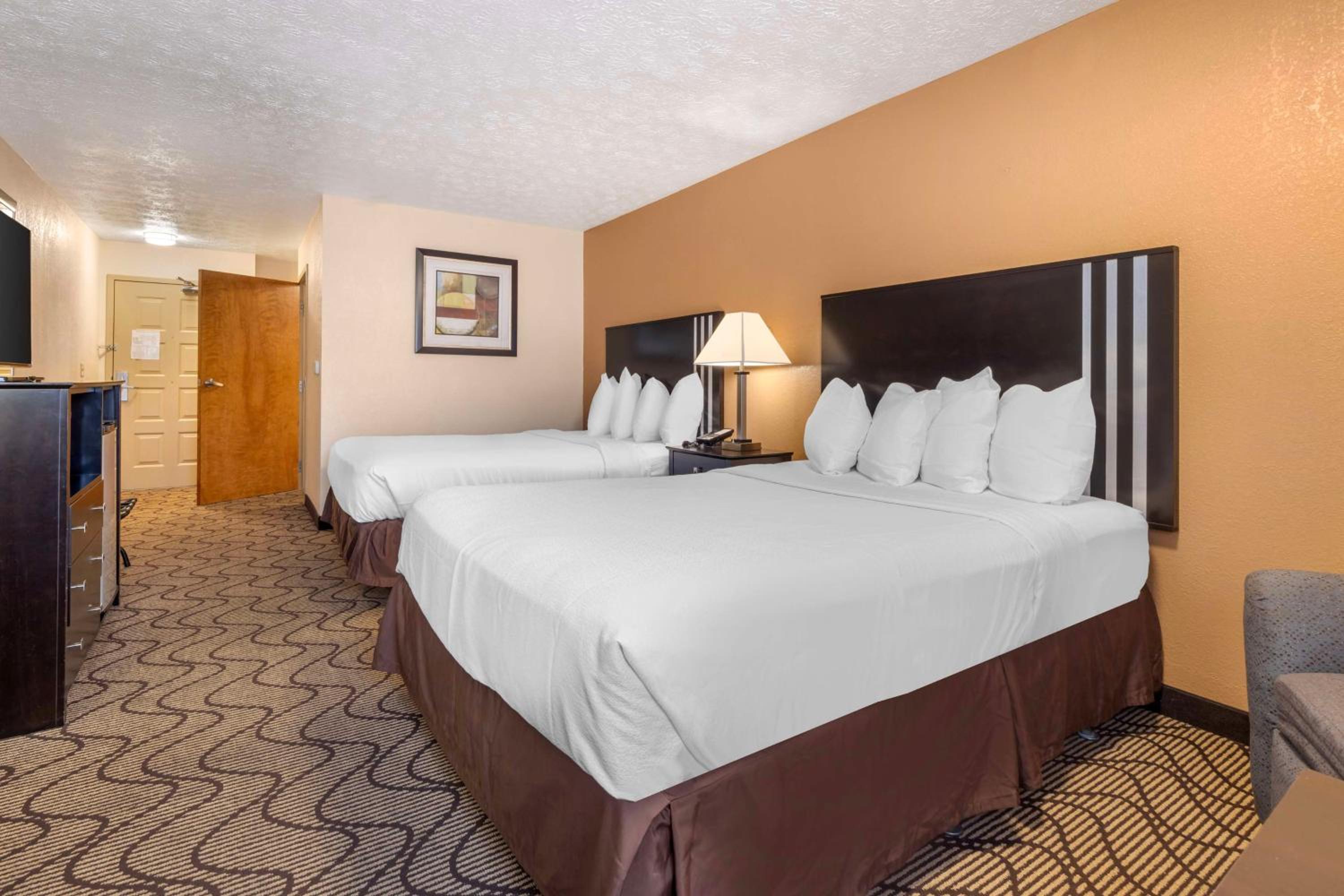 Queen Room with Two Queen Beds - Disability Access/Bath Tub - Photo 1