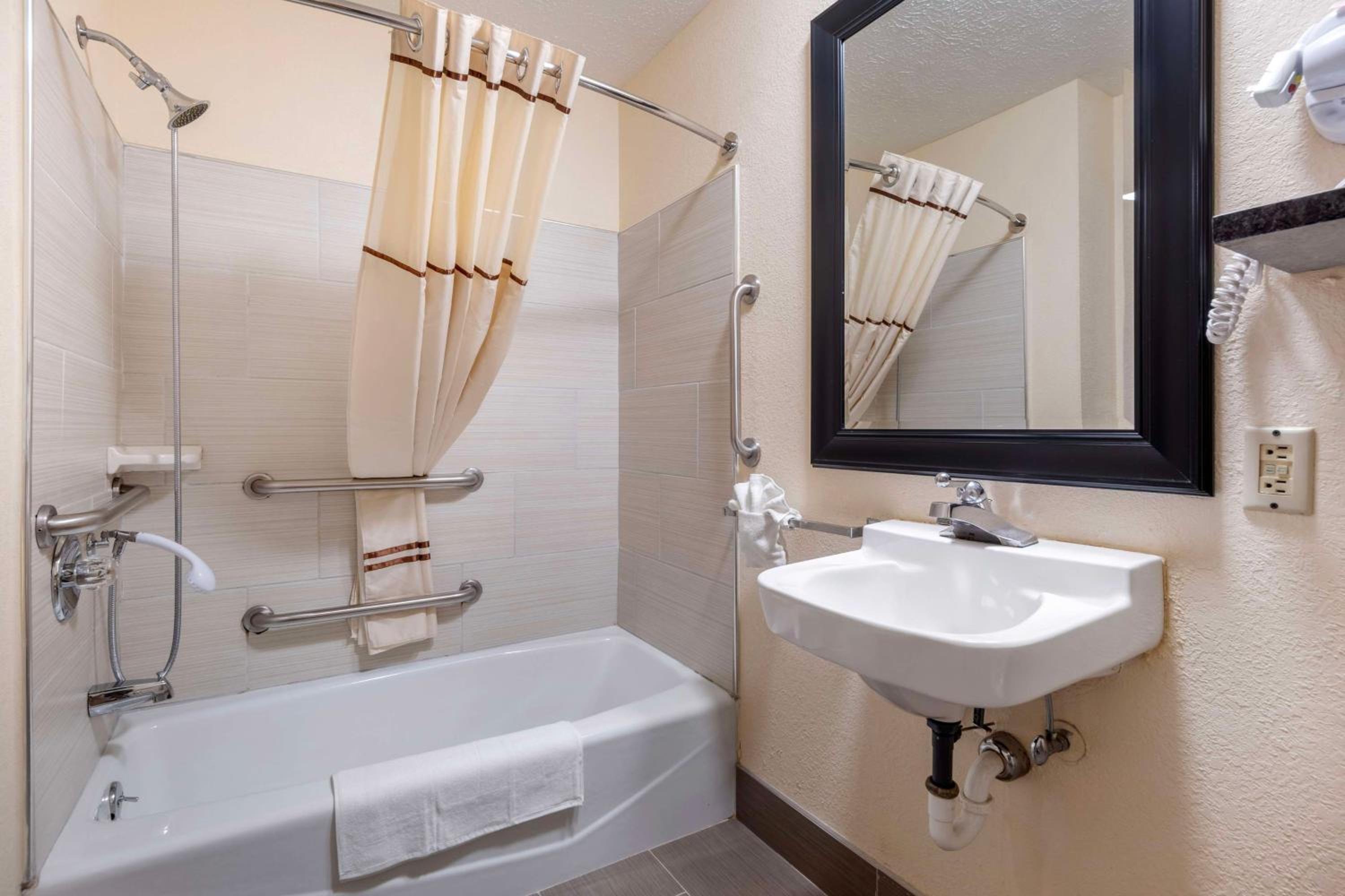 Queen Room with Two Queen Beds - Disability Access/Bath Tub - Photo 2