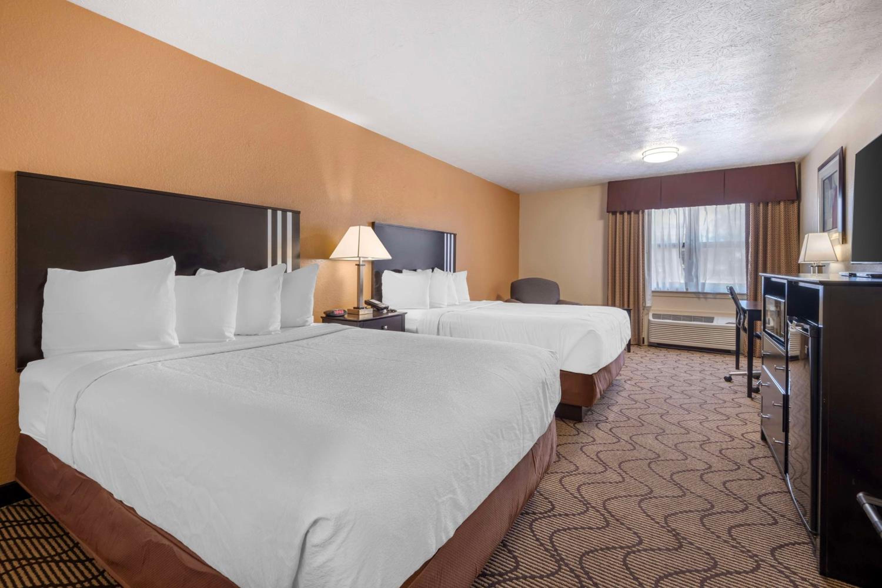 Queen Room with Two Queen Beds - Non-Smoking - Photo 1